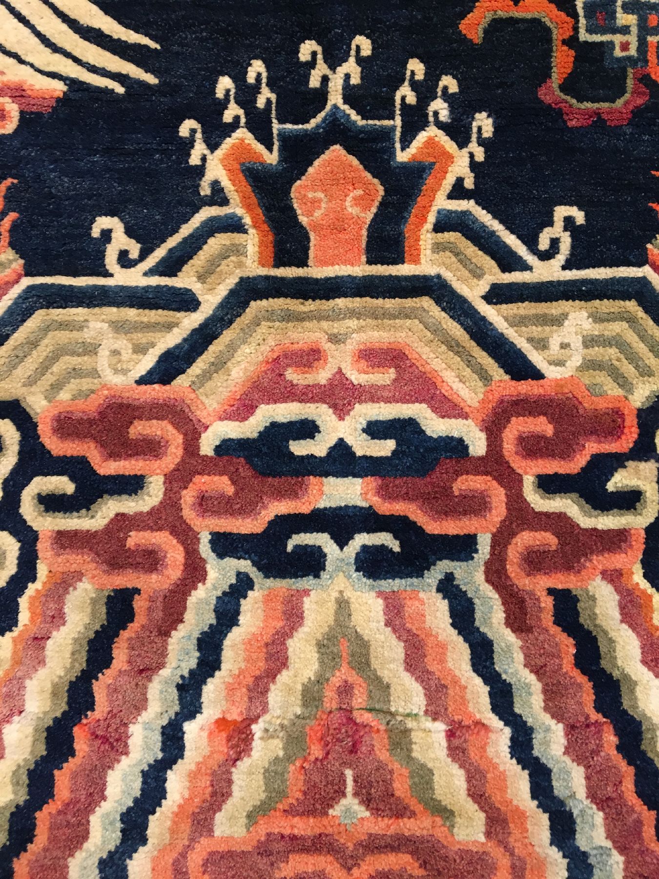 Detail h: Ning-Hsia "Drachen-Säulenteppich" antik, Westchina, um 1900, Wolle geknüpft auf Baumwolle. Säulenteppich mit fünfklauigen Drachen und ...