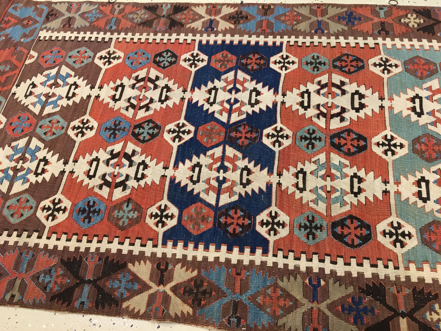 Detail b: Konya "Kelim" antik (Elibelinde Muster), Zentralanatolien, 19.Jhd., Wolle gewebt auf Wolle. Seltener kleiner Konya-Kelim mit Naturfarben, ...