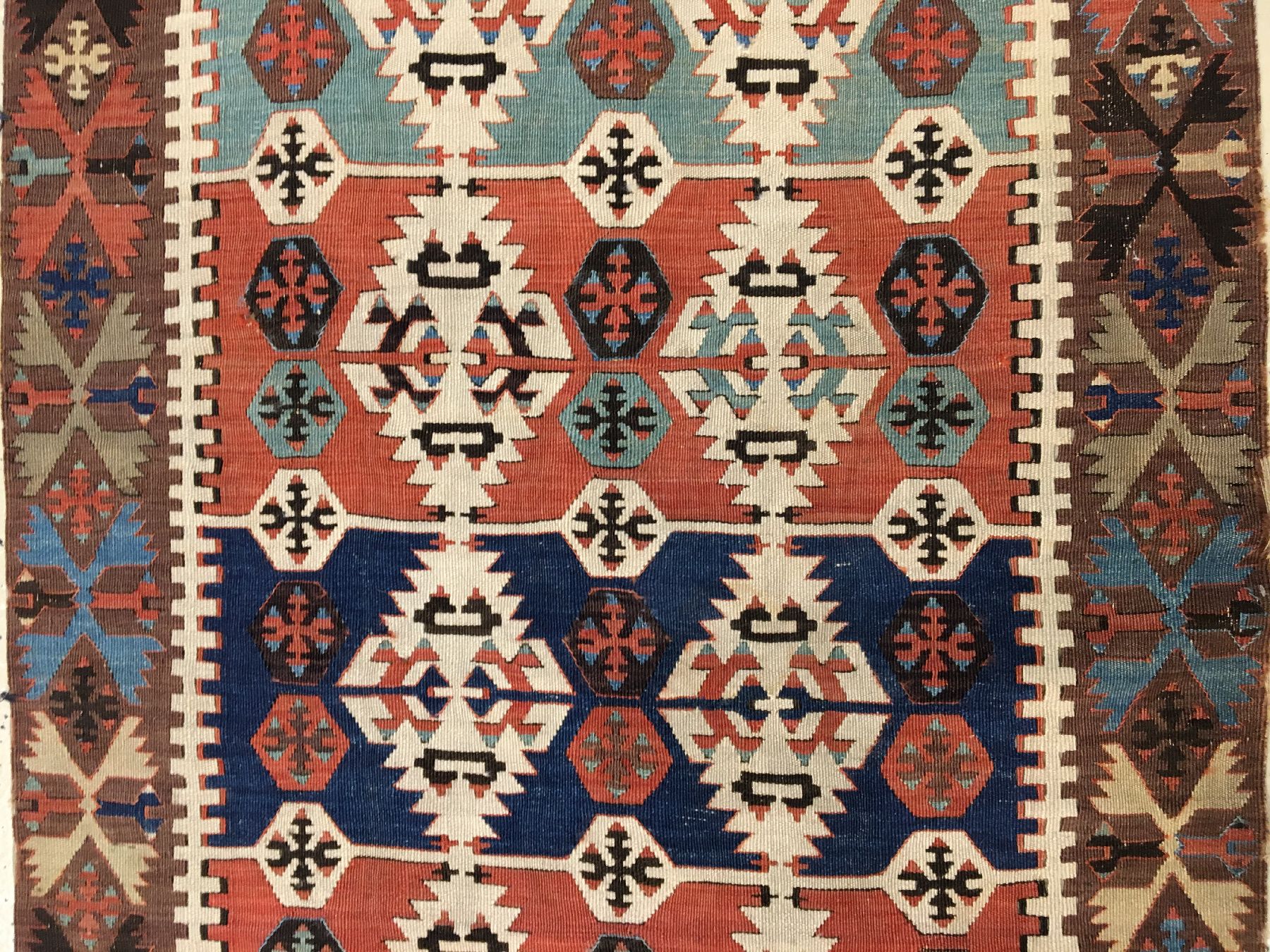 Detail c: Konya "Kelim" antik (Elibelinde Muster), Zentralanatolien, 19.Jhd., Wolle gewebt auf Wolle. Seltener kleiner Konya-Kelim mit Naturfarben, ...