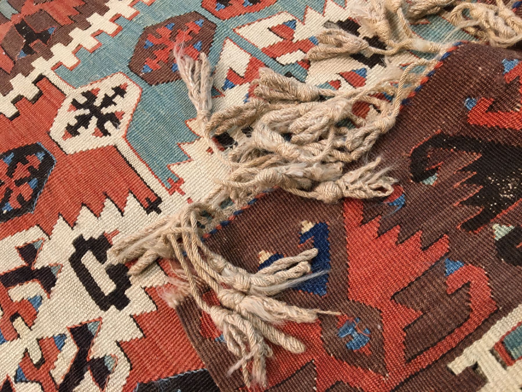 Detail h: Konya "Kelim" antik (Elibelinde Muster), Zentralanatolien, 19.Jhd., Wolle gewebt auf Wolle. Seltener kleiner Konya-Kelim mit Naturfarben, ...