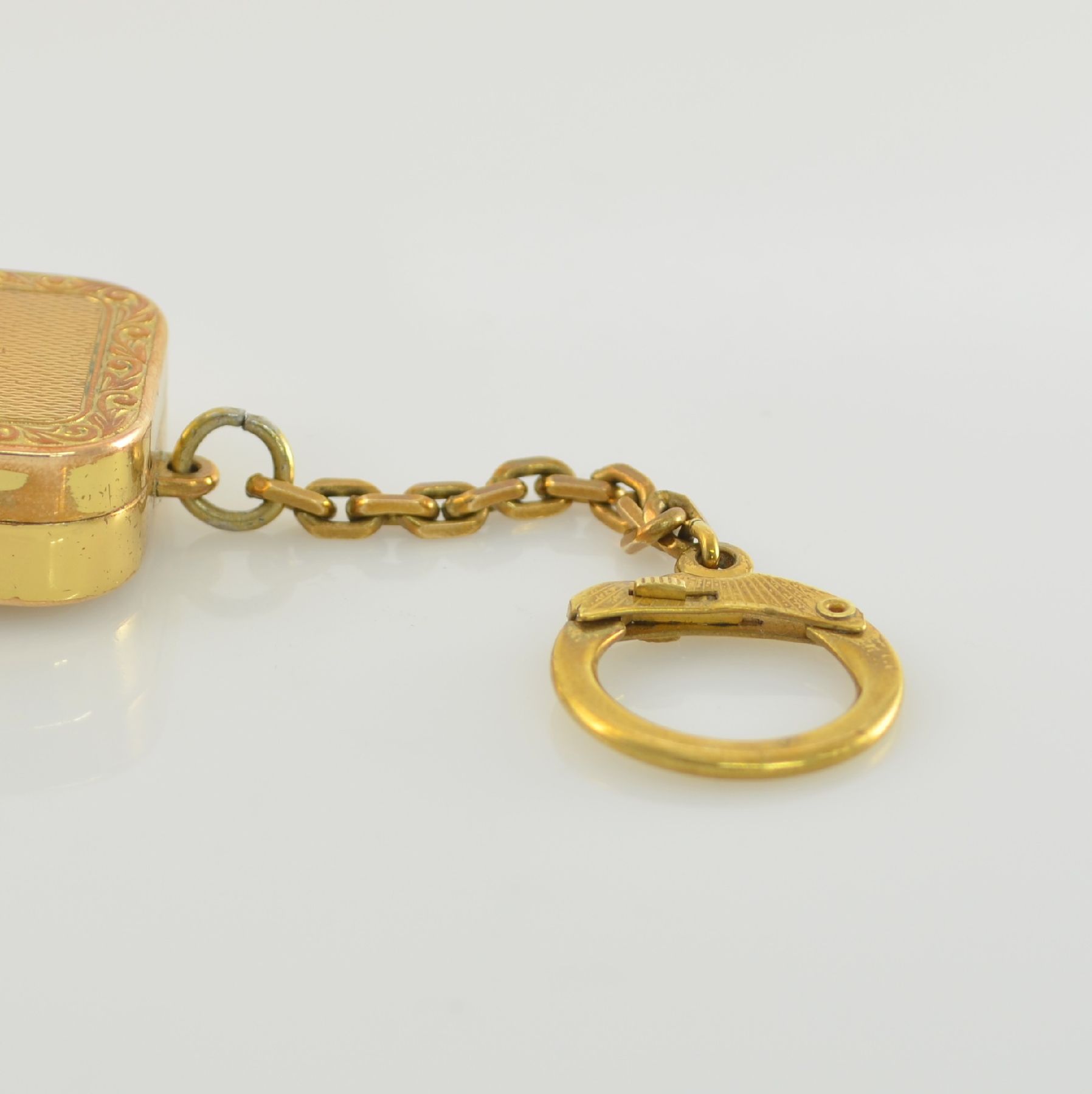 Detail b: REUGE Miniatur-Spieluhr, Schweiz um 1950, klassische Melodie, verg. Gehäuse beids. guill. & floral graviert, m. Kette, Walzenspielwerk, Auslösung ...