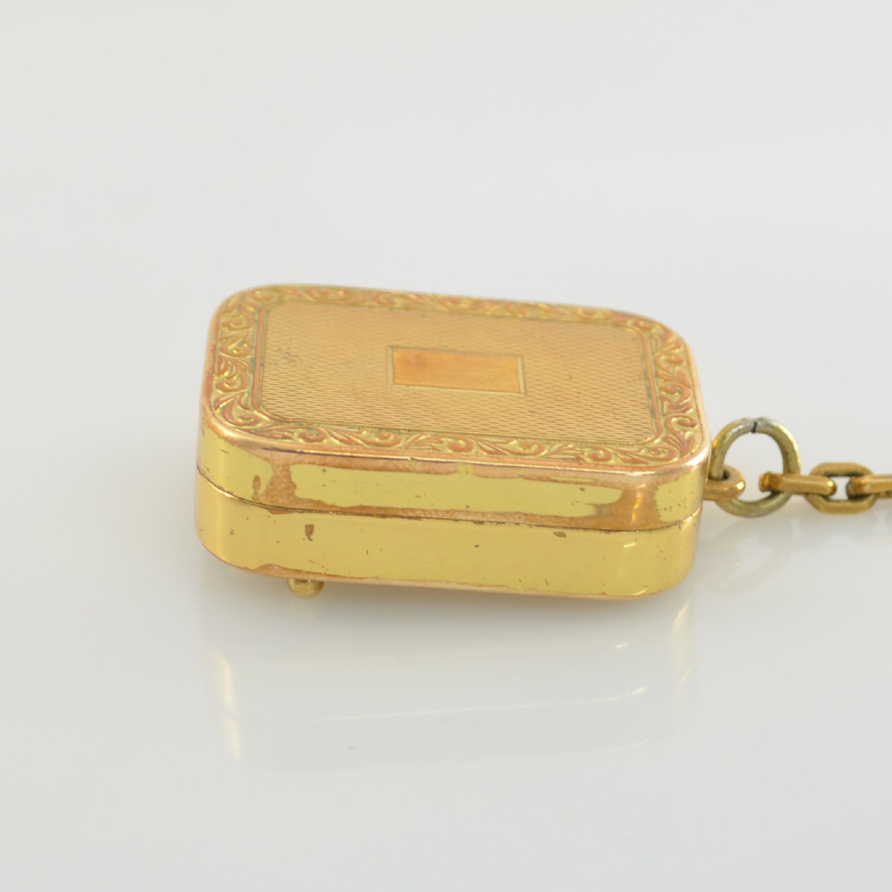 Detail c: REUGE Miniatur-Spieluhr, Schweiz um 1950, klassische Melodie, verg. Gehäuse beids. guill. & floral graviert, m. Kette, Walzenspielwerk, Auslösung ...