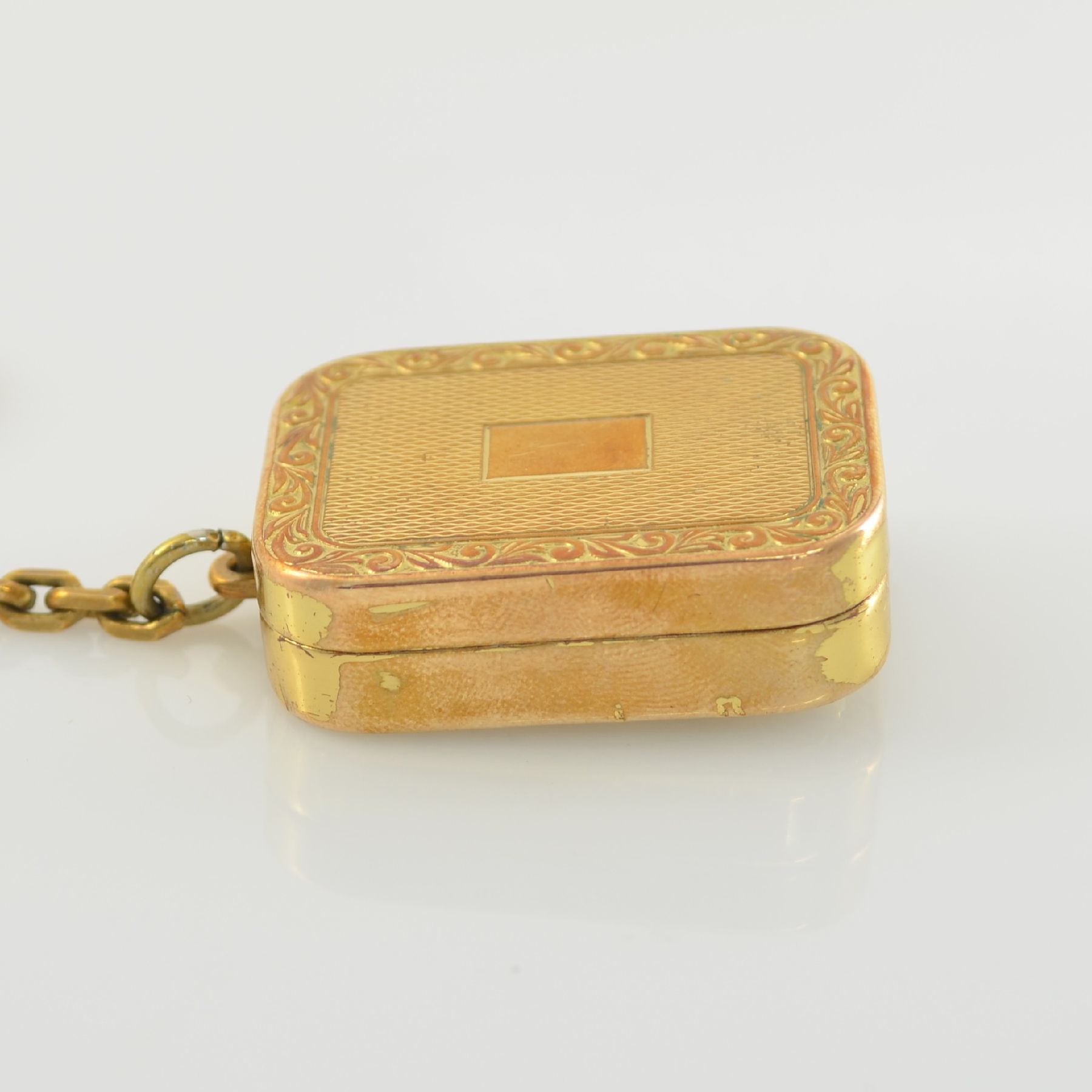 Detail d: REUGE Miniatur-Spieluhr, Schweiz um 1950, klassische Melodie, verg. Gehäuse beids. guill. & floral graviert, m. Kette, Walzenspielwerk, Auslösung ...