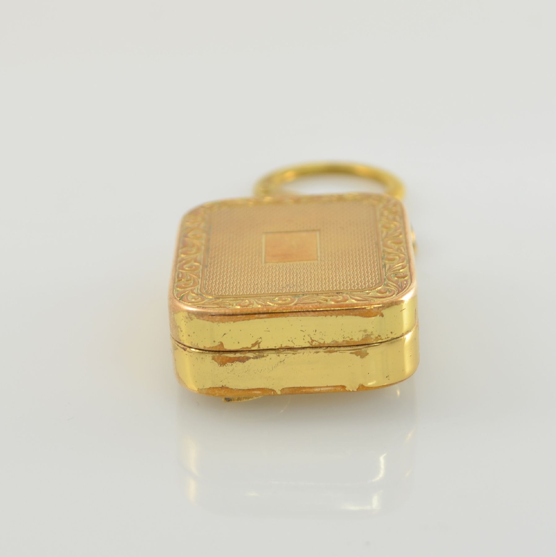 Detail e: REUGE Miniatur-Spieluhr, Schweiz um 1950, klassische Melodie, verg. Gehäuse beids. guill. & floral graviert, m. Kette, Walzenspielwerk, Auslösung ...