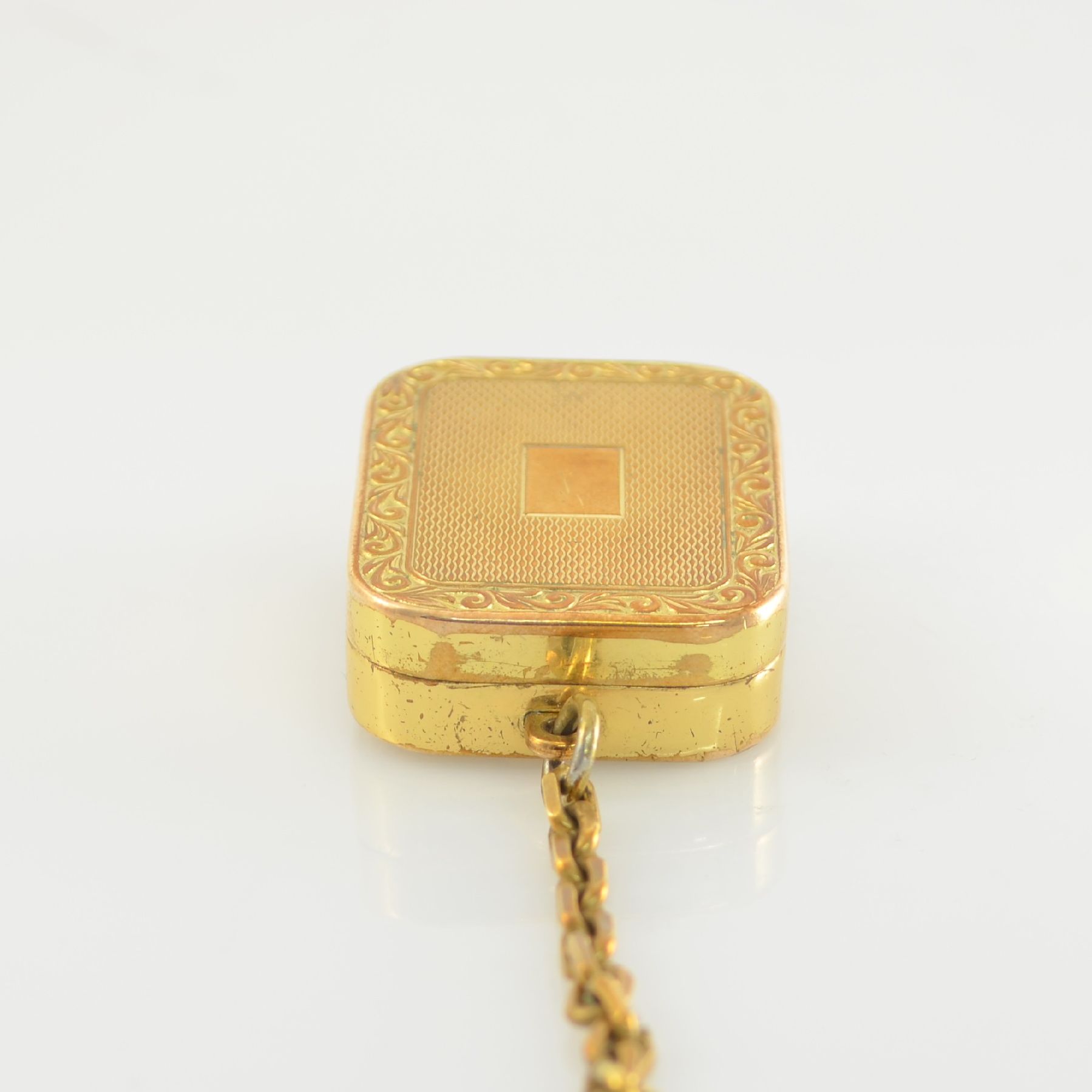 Detail f: REUGE Miniatur-Spieluhr, Schweiz um 1950, klassische Melodie, verg. Gehäuse beids. guill. & floral graviert, m. Kette, Walzenspielwerk, Auslösung ...
