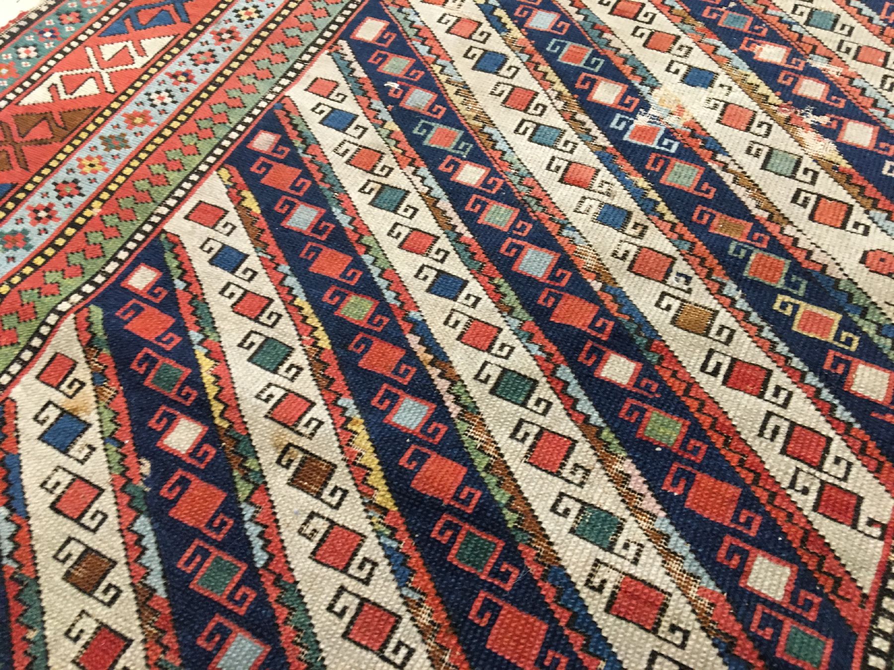 Detail d: Seltener feiner Schirwan "Gebetsteppich" antik, Ostkaukasus, 19.Jhd., Wolle geknüpftauf Wolle. Sehr feiner gestreifter Schirwan mit ...