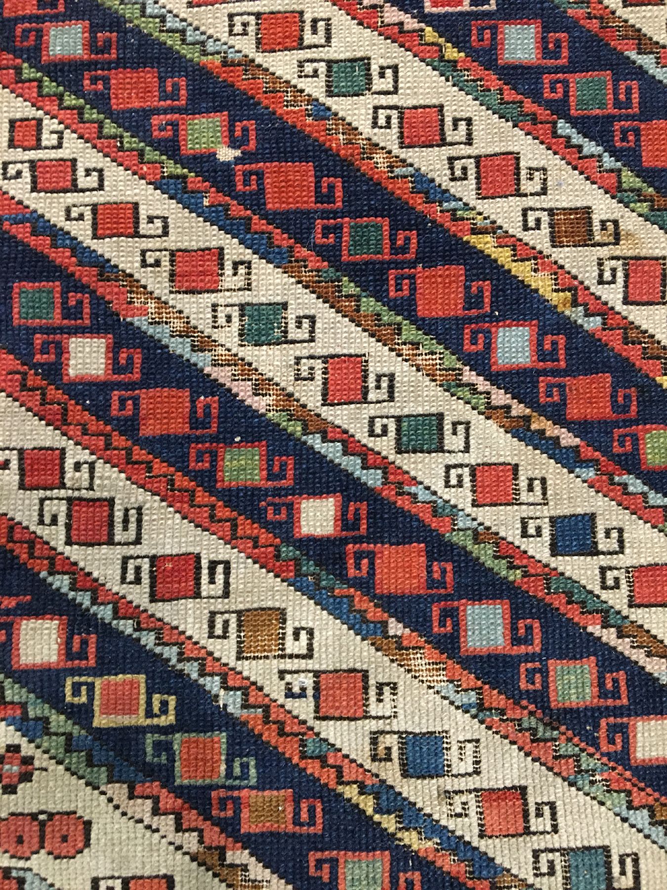 Detail e: Seltener feiner Schirwan "Gebetsteppich" antik, Ostkaukasus, 19.Jhd., Wolle geknüpftauf Wolle. Sehr feiner gestreifter Schirwan mit ...
