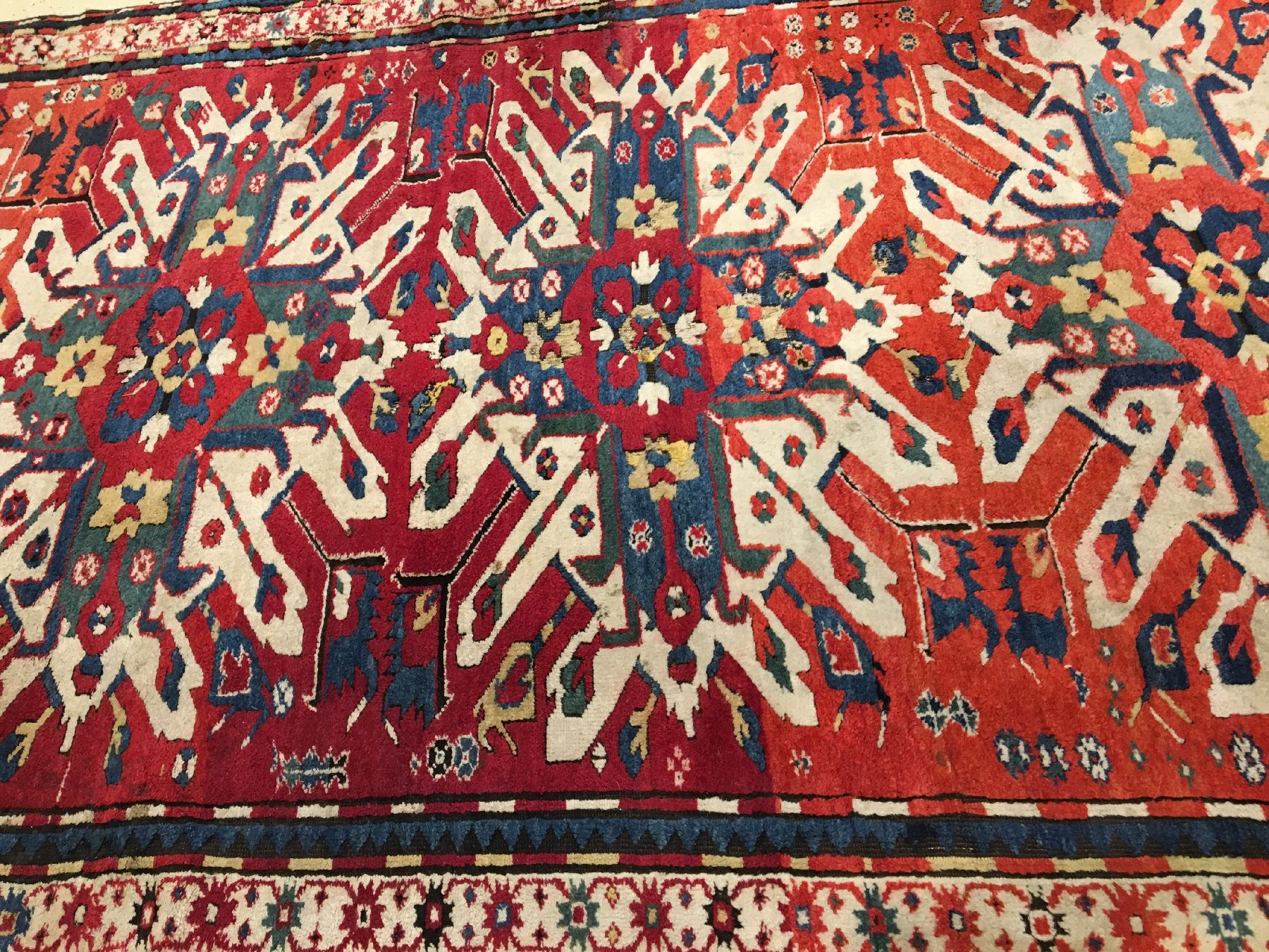 Detail c: Tschelaberd Kasak antik (Adler Kasak), Südkaukasus, um 1890, Wolle geknüpft auf Wolle. Drei und ein halbes Adler-Gül auf rotengrund mit ...