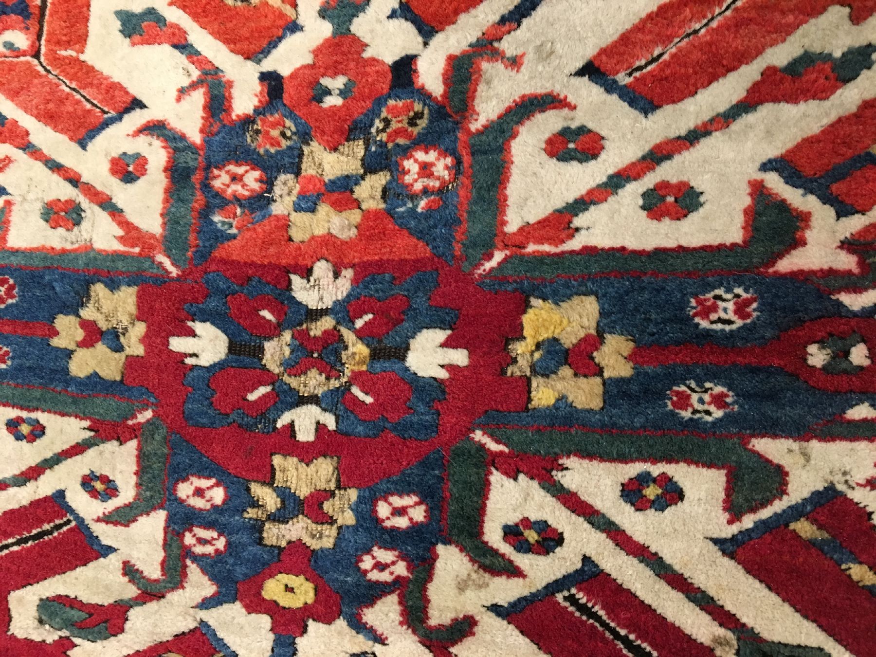 Detail f: Tschelaberd Kasak antik (Adler Kasak), Südkaukasus, um 1890, Wolle geknüpft auf Wolle. Drei und ein halbes Adler-Gül auf rotengrund mit ...