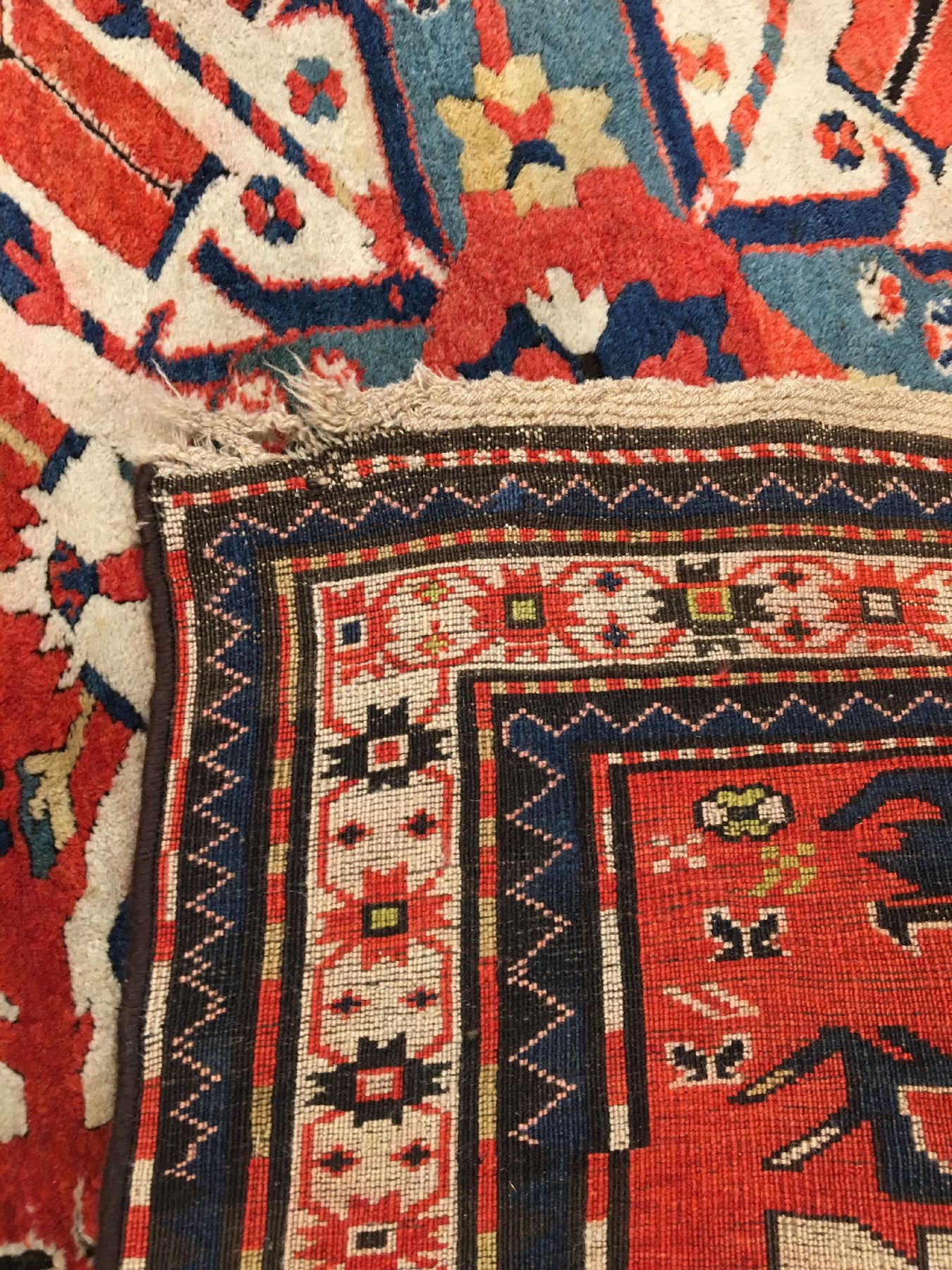 Detail i: Tschelaberd Kasak antik (Adler Kasak), Südkaukasus, um 1890, Wolle geknüpft auf Wolle. Drei und ein halbes Adler-Gül auf rotengrund mit ...