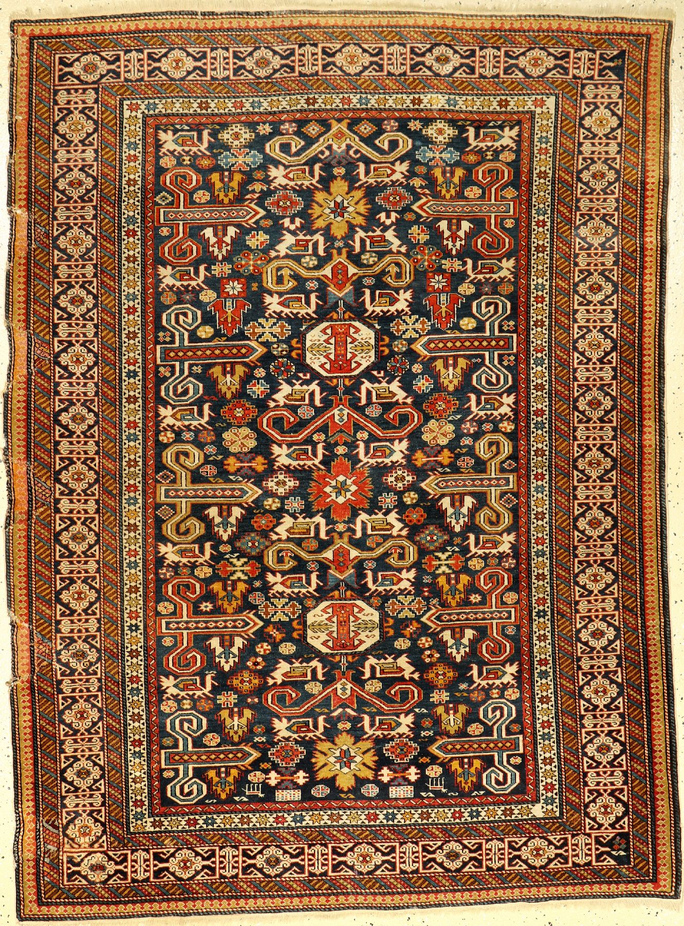 Perepedil antik, Ostkaukasus, Ende 19.Jhd.,Wolle geknüpft auf Wolle. Feiner Perepedil mitindigoblauen Grund, ca. 178 x 131 cm, EHZ: (Alters und ...