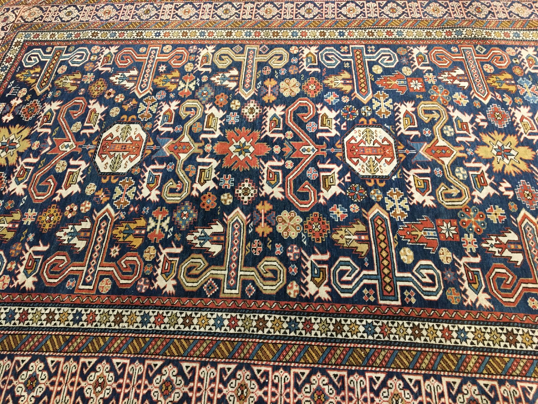 Detail b: Perepedil antik, Ostkaukasus, Ende 19.Jhd.,Wolle geknüpft auf Wolle. Feiner Perepedil mitindigoblauen Grund, ca. 178 x 131 cm, EHZ: (Alters und ...