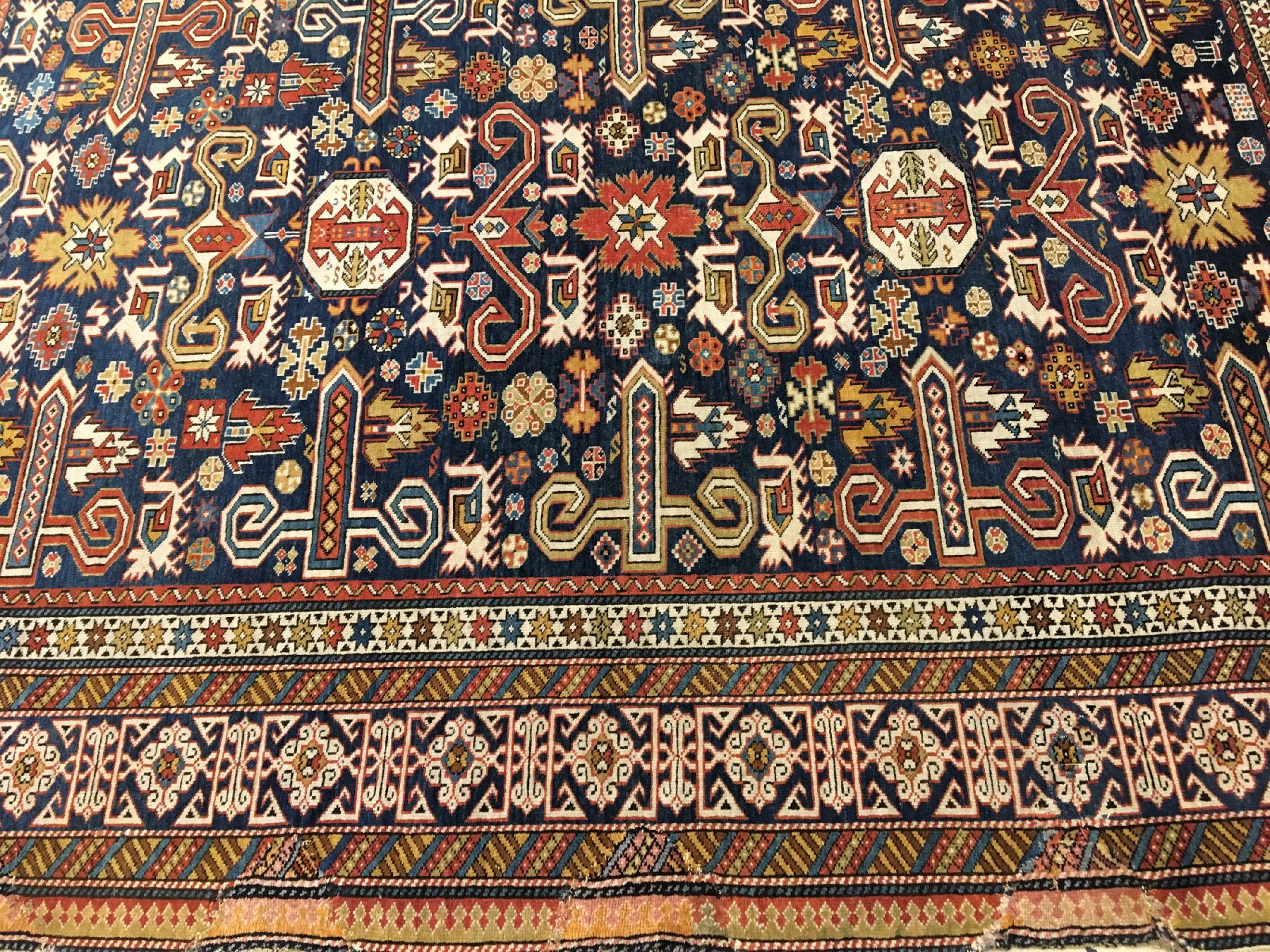 Detail c: Perepedil antik, Ostkaukasus, Ende 19.Jhd.,Wolle geknüpft auf Wolle. Feiner Perepedil mitindigoblauen Grund, ca. 178 x 131 cm, EHZ: (Alters und ...