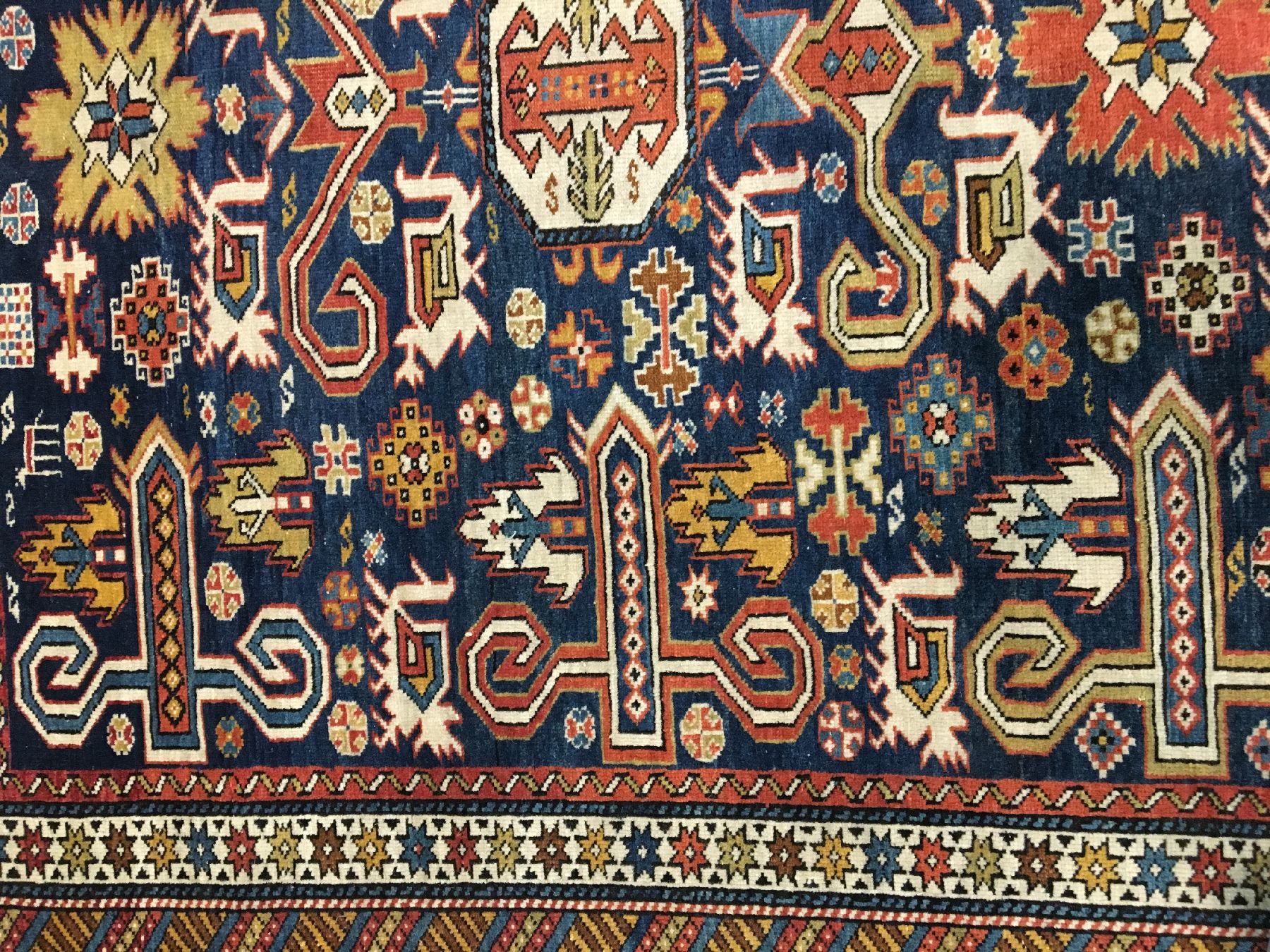 Detail e: Perepedil antik, Ostkaukasus, Ende 19.Jhd.,Wolle geknüpft auf Wolle. Feiner Perepedil mitindigoblauen Grund, ca. 178 x 131 cm, EHZ: (Alters und ...