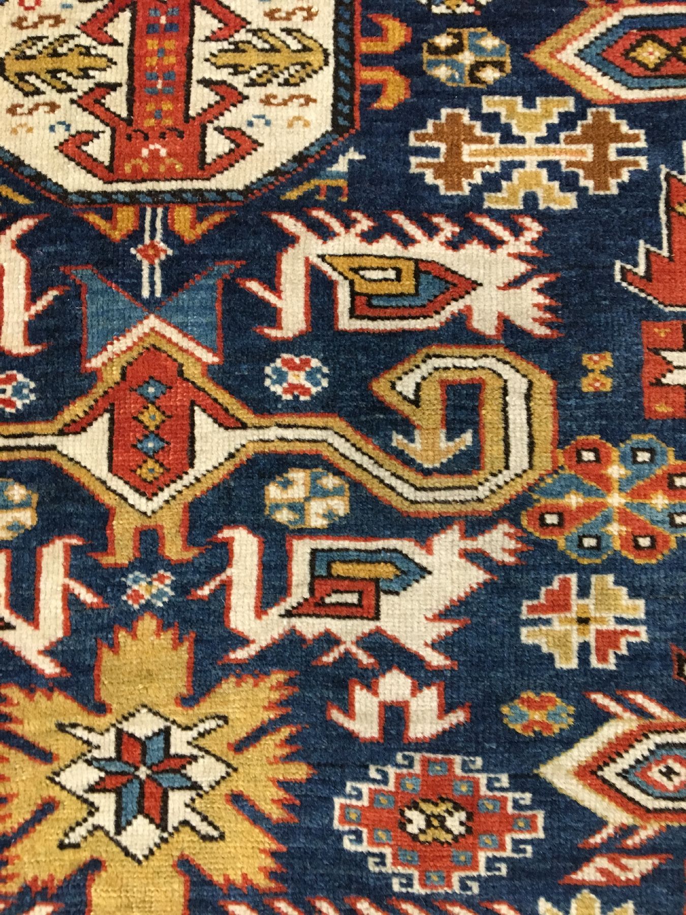 Detail g: Perepedil antik, Ostkaukasus, Ende 19.Jhd.,Wolle geknüpft auf Wolle. Feiner Perepedil mitindigoblauen Grund, ca. 178 x 131 cm, EHZ: (Alters und ...
