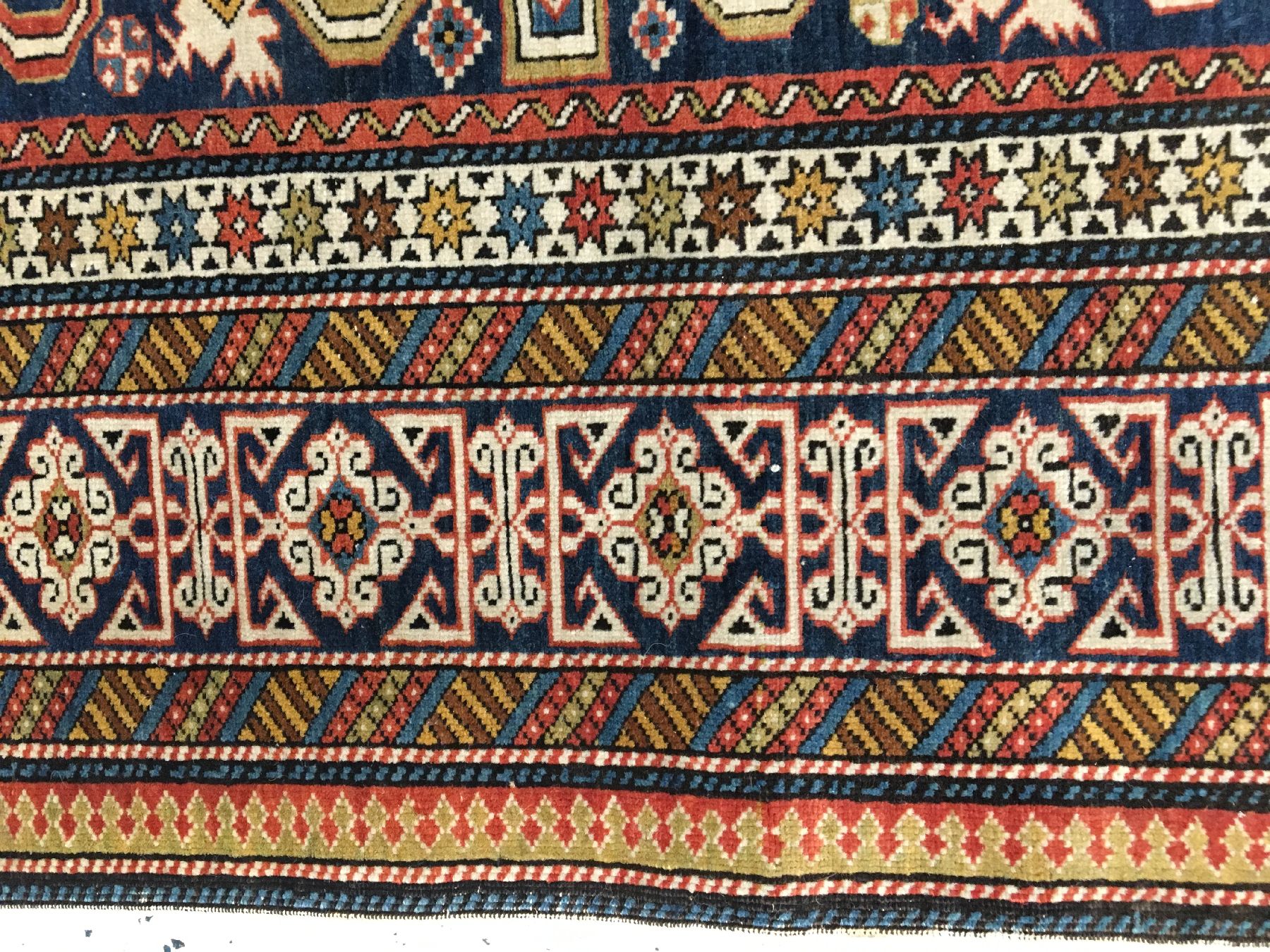 Detail h: Perepedil antik, Ostkaukasus, Ende 19.Jhd.,Wolle geknüpft auf Wolle. Feiner Perepedil mitindigoblauen Grund, ca. 178 x 131 cm, EHZ: (Alters und ...