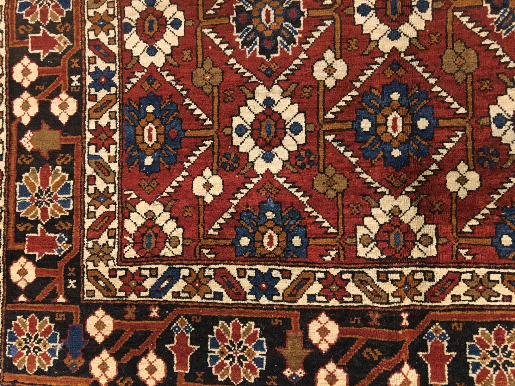 Detail d: Feiner Baku antik, Ostkaukasus, Ende 19.Jhd., Wolle geknüpft auf Wolle. Feiner Schirwan aus der Baku-Region mit allover Muster, ca. 150 x 122 cm, ...