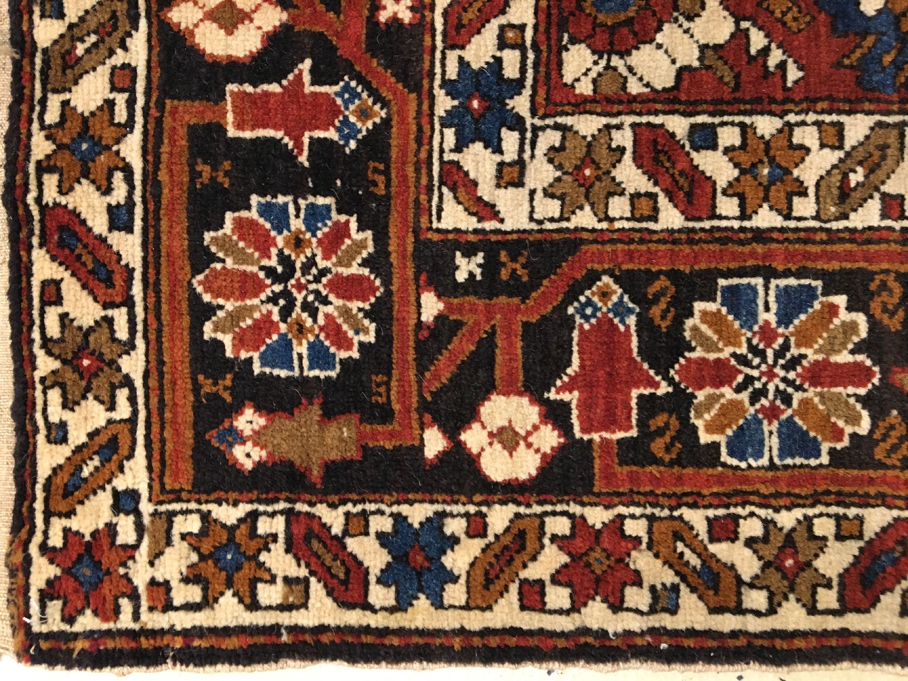 Detail e: Feiner Baku antik, Ostkaukasus, Ende 19.Jhd., Wolle geknüpft auf Wolle. Feiner Schirwan aus der Baku-Region mit allover Muster, ca. 150 x 122 cm, ...