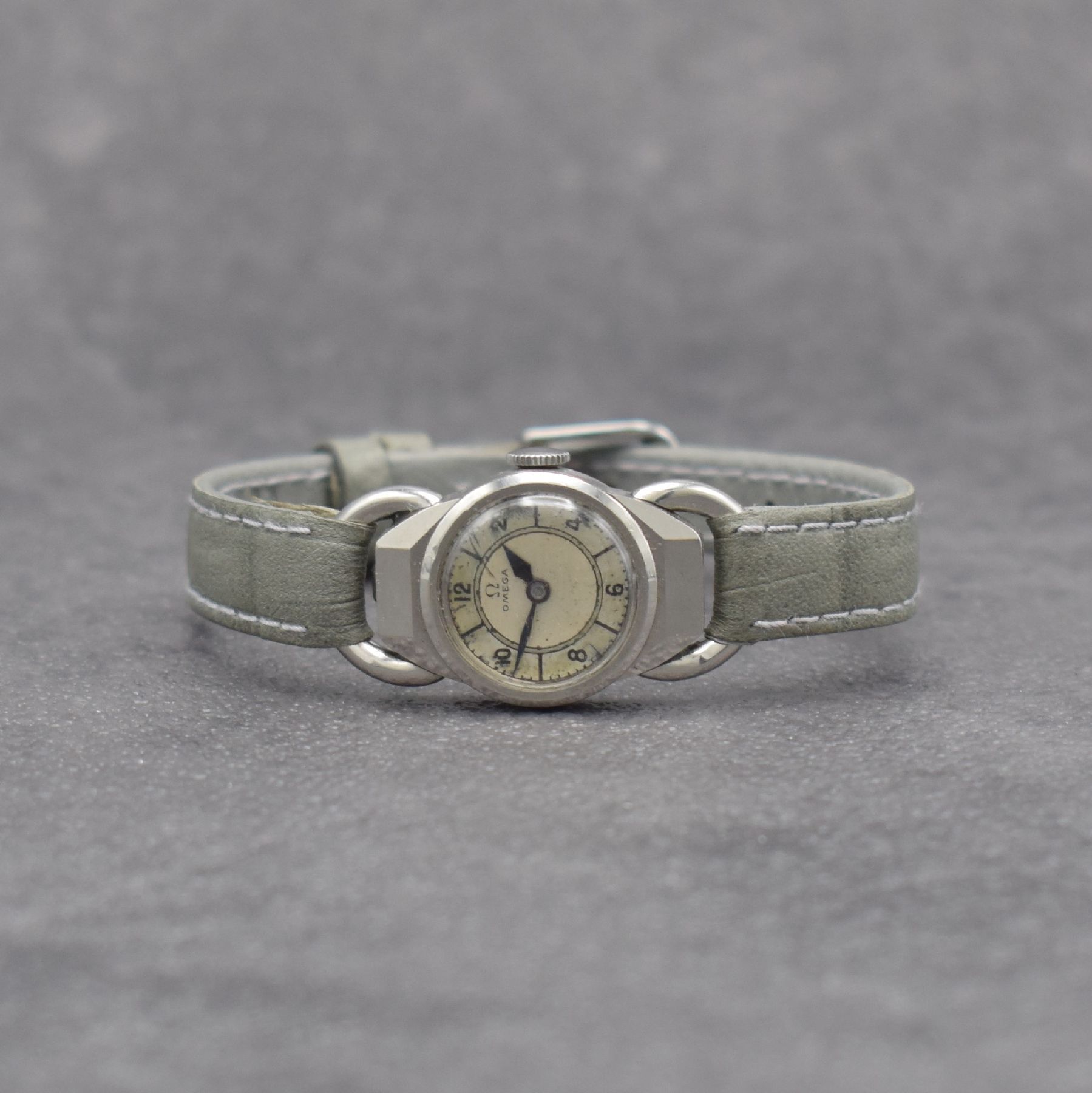 OMEGA frühe Damenarmbanduhr in Edelstahl, Handaufzug, Schweiz um 1937, Boden aufgedr., Steigbügel-förmige Bandanst., Zifferblatt altersbed. fl., ...