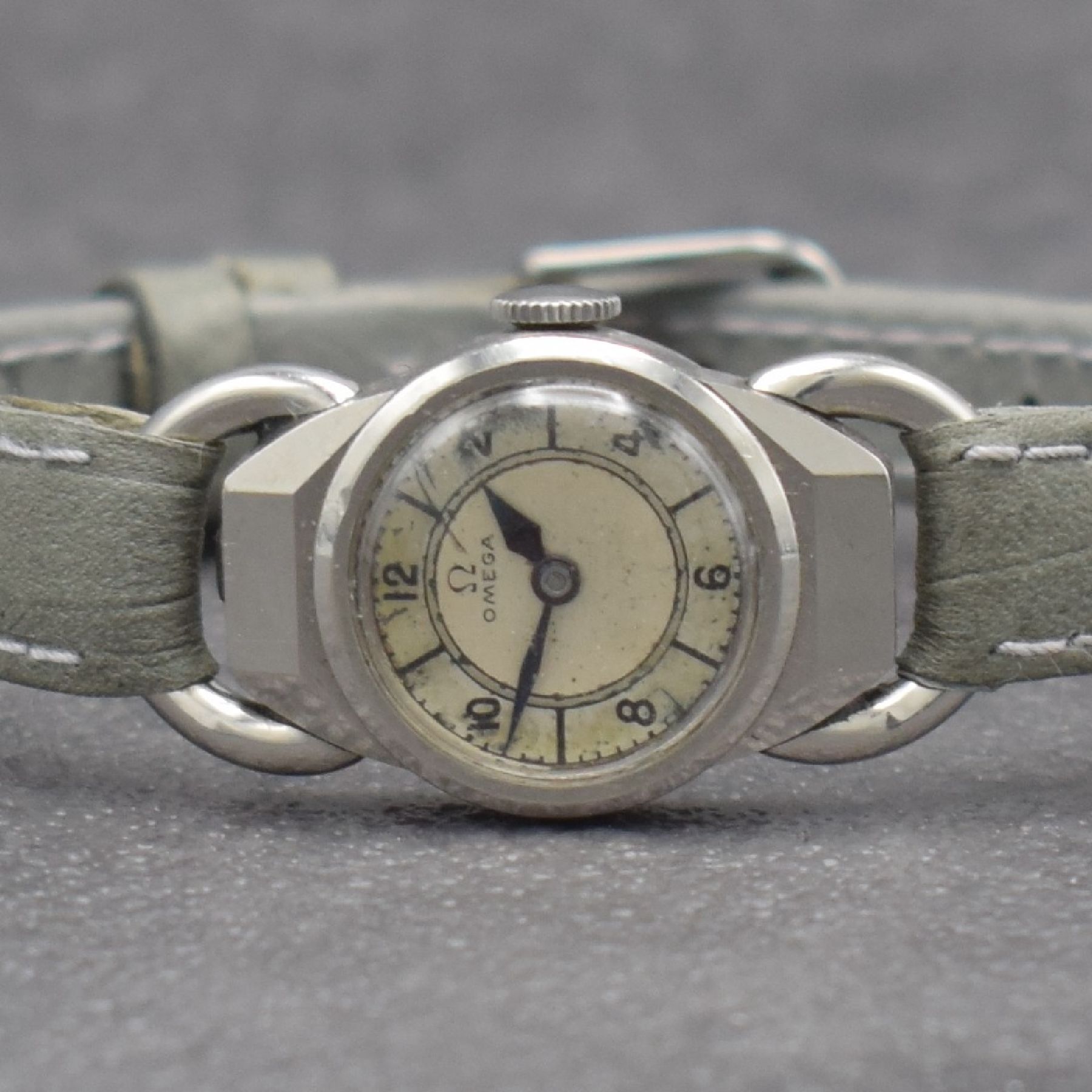 Detail a: OMEGA frühe Damenarmbanduhr in Edelstahl, Handaufzug, Schweiz um 1937, Boden aufgedr., Steigbügel-förmige Bandanst., Zifferblatt altersbed. fl., ...
