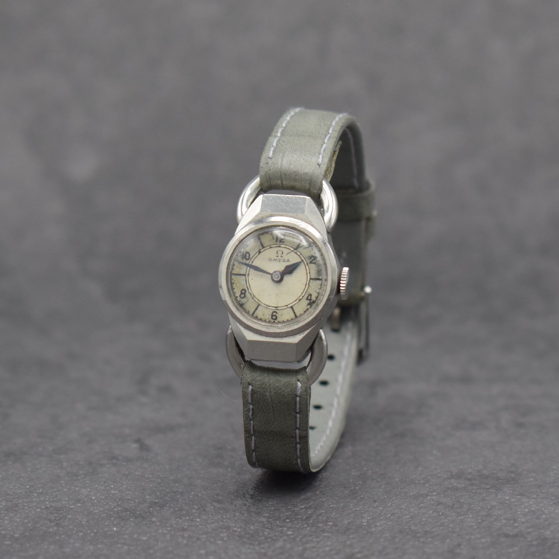Detail b: OMEGA frühe Damenarmbanduhr in Edelstahl, Handaufzug, Schweiz um 1937, Boden aufgedr., Steigbügel-förmige Bandanst., Zifferblatt altersbed. fl., ...