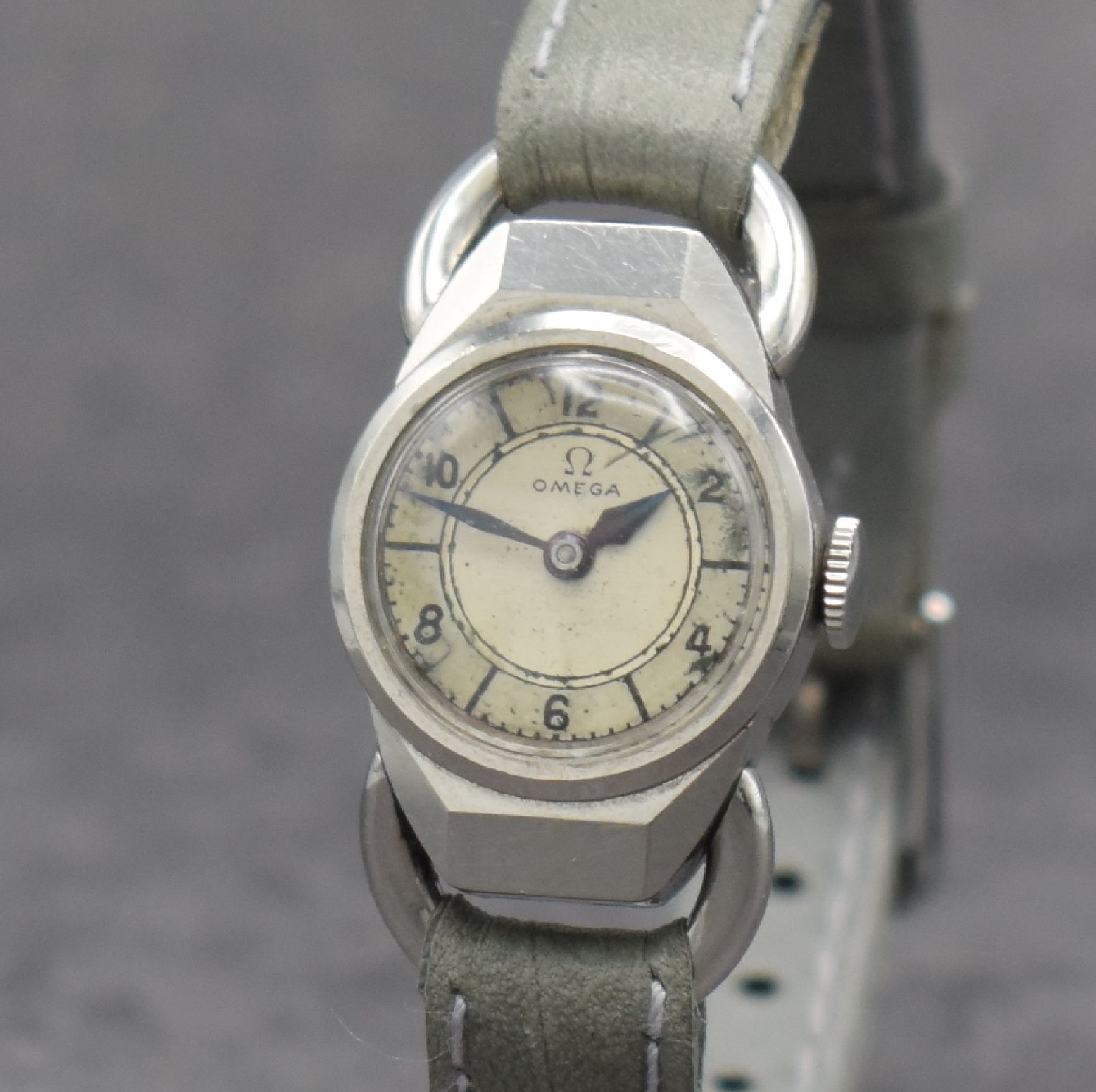 Detail c: OMEGA frühe Damenarmbanduhr in Edelstahl, Handaufzug, Schweiz um 1937, Boden aufgedr., Steigbügel-förmige Bandanst., Zifferblatt altersbed. fl., ...