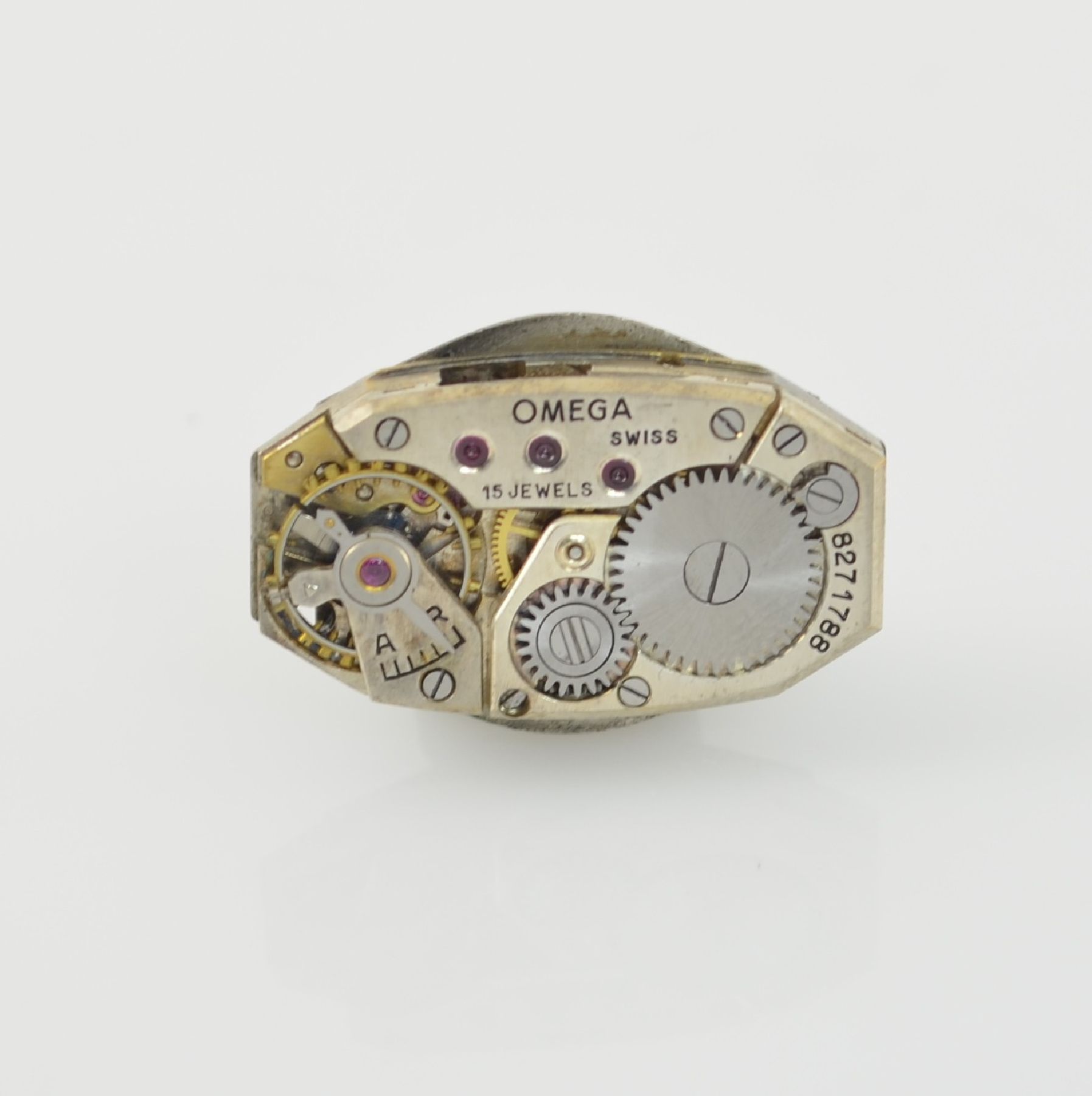 Detail e: OMEGA frühe Damenarmbanduhr in Edelstahl, Handaufzug, Schweiz um 1937, Boden aufgedr., Steigbügel-förmige Bandanst., Zifferblatt altersbed. fl., ...