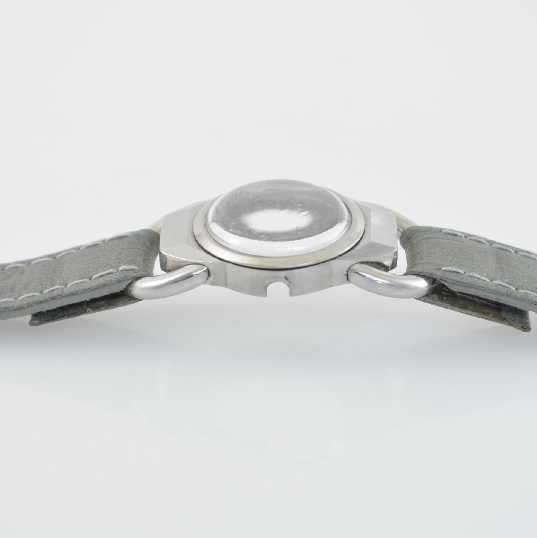 Detail f: OMEGA frühe Damenarmbanduhr in Edelstahl, Handaufzug, Schweiz um 1937, Boden aufgedr., Steigbügel-förmige Bandanst., Zifferblatt altersbed. fl., ...