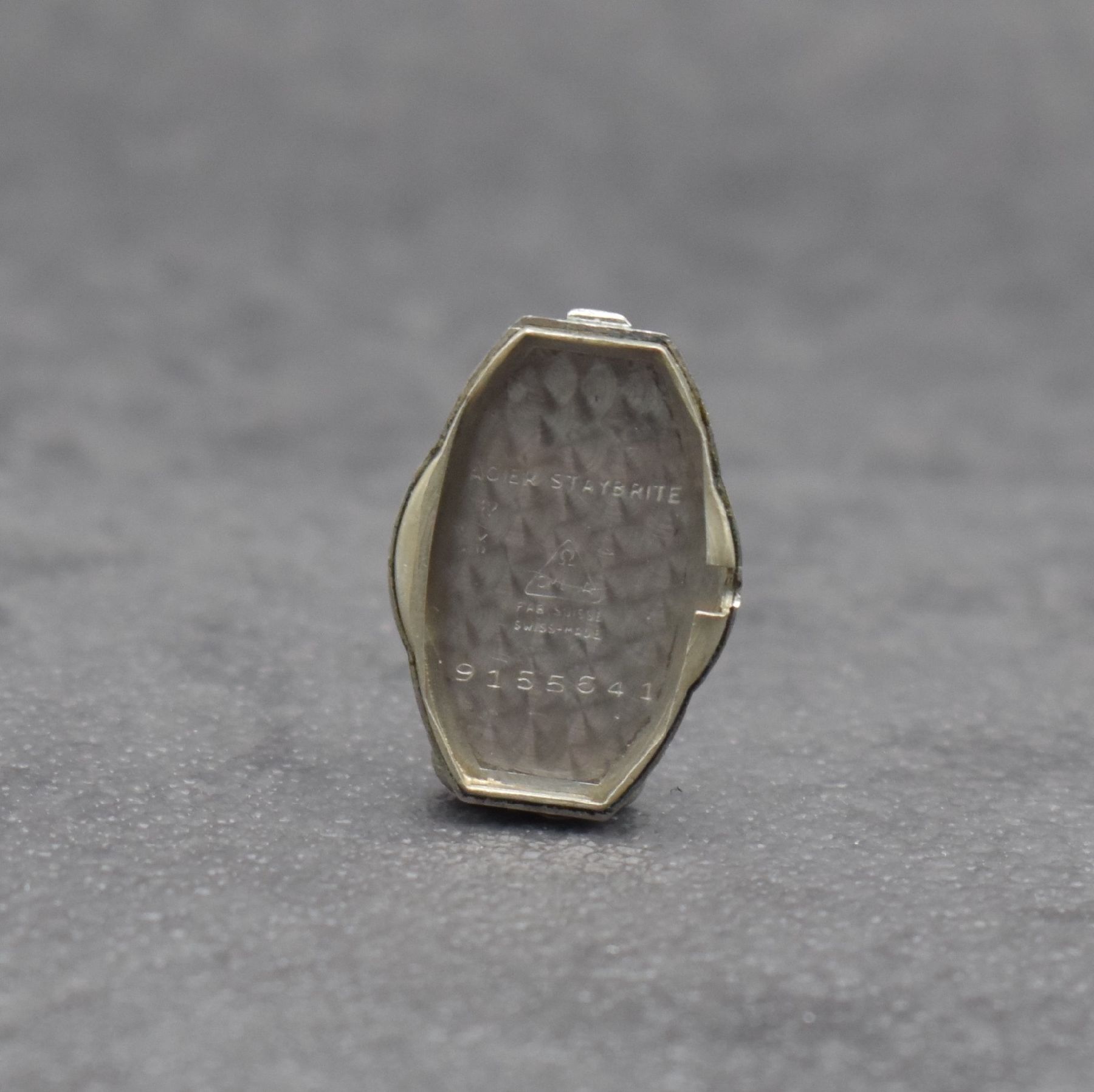 Detail g: OMEGA frühe Damenarmbanduhr in Edelstahl, Handaufzug, Schweiz um 1937, Boden aufgedr., Steigbügel-förmige Bandanst., Zifferblatt altersbed. fl., ...