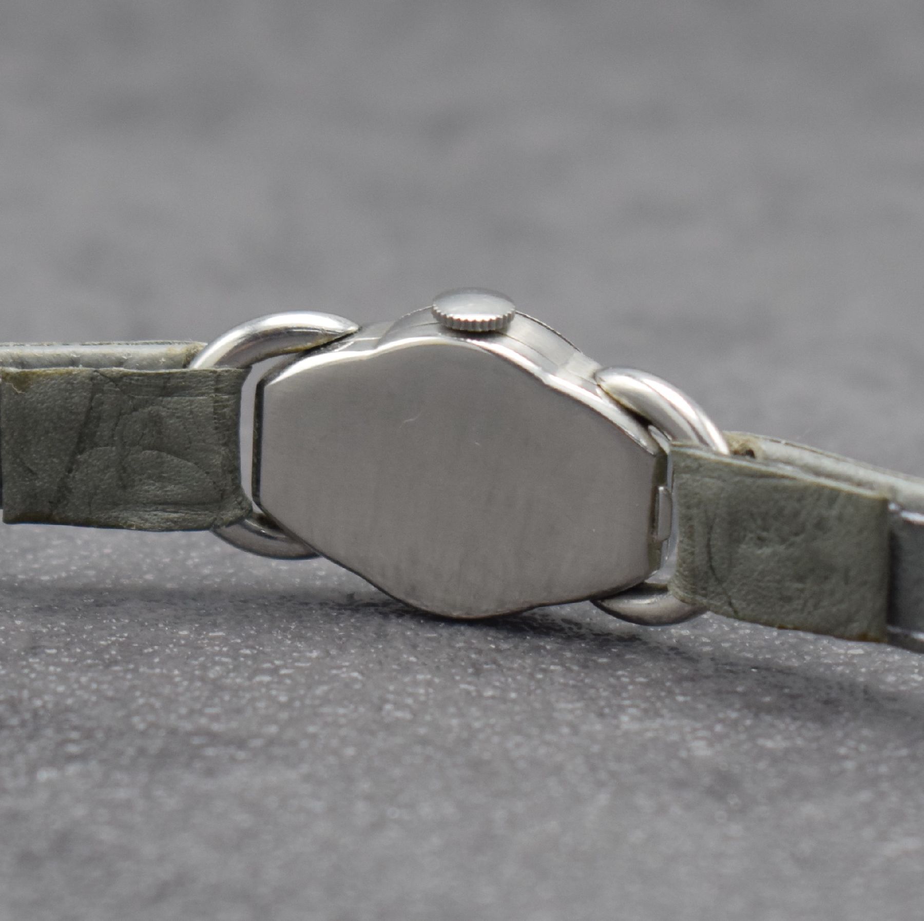 Detail i: OMEGA frühe Damenarmbanduhr in Edelstahl, Handaufzug, Schweiz um 1937, Boden aufgedr., Steigbügel-förmige Bandanst., Zifferblatt altersbed. fl., ...