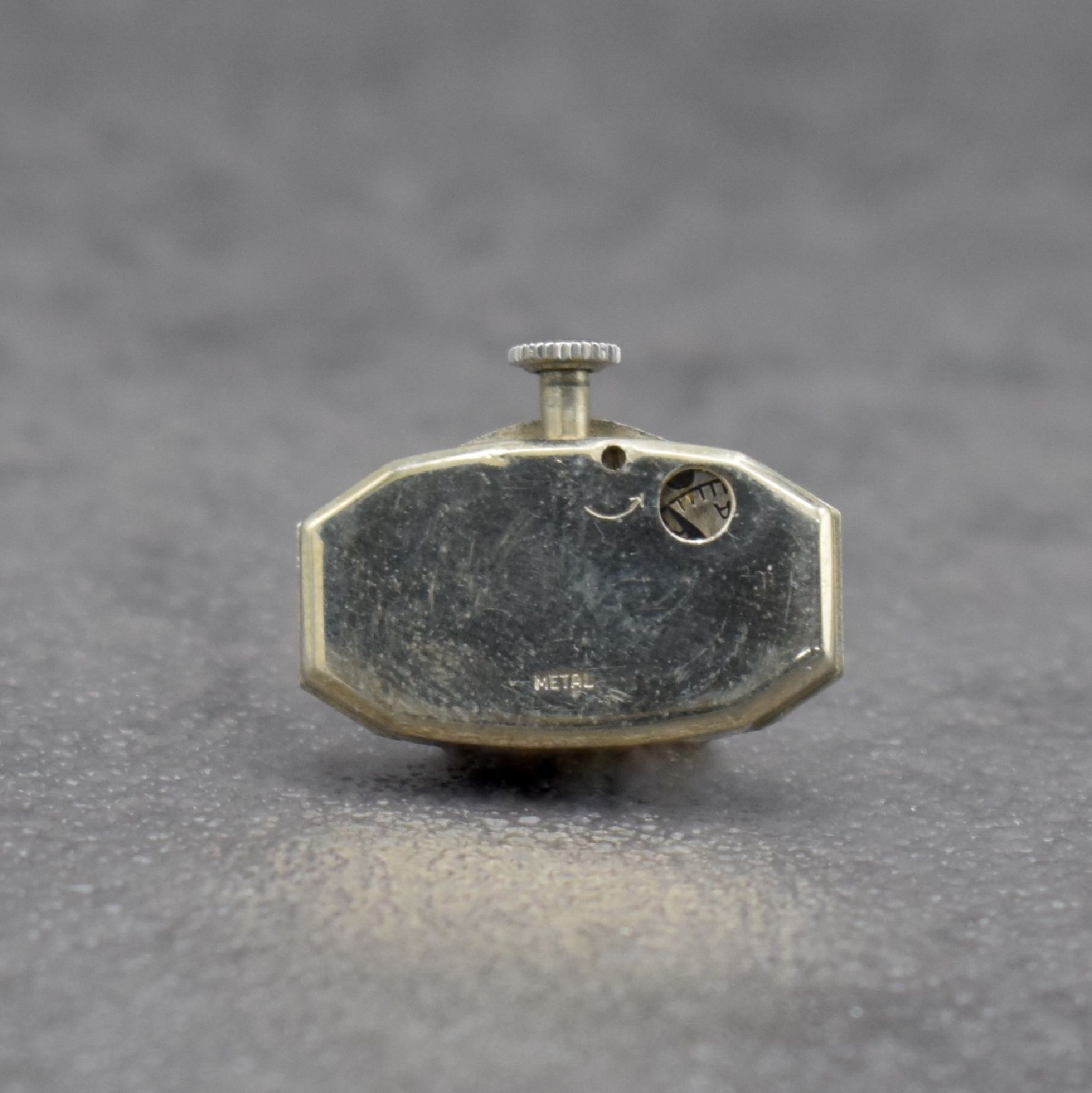 Detail j: OMEGA frühe Damenarmbanduhr in Edelstahl, Handaufzug, Schweiz um 1937, Boden aufgedr., Steigbügel-förmige Bandanst., Zifferblatt altersbed. fl., ...