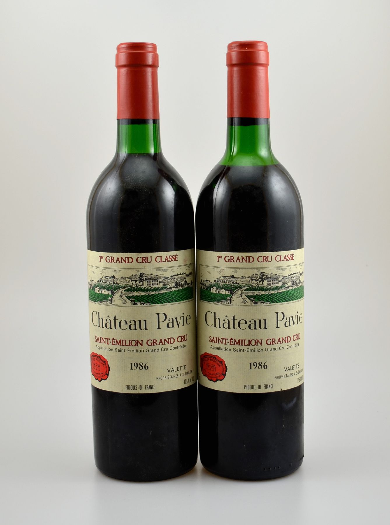 2 Flaschen 1986 Chateau Pavie, Saint-Emilion Grand Cru, 1er Grand Cru Classe, je ca. 75 cl, 12,5 % Vol., Füllstände: ca. upper mid shoulder bis top ...