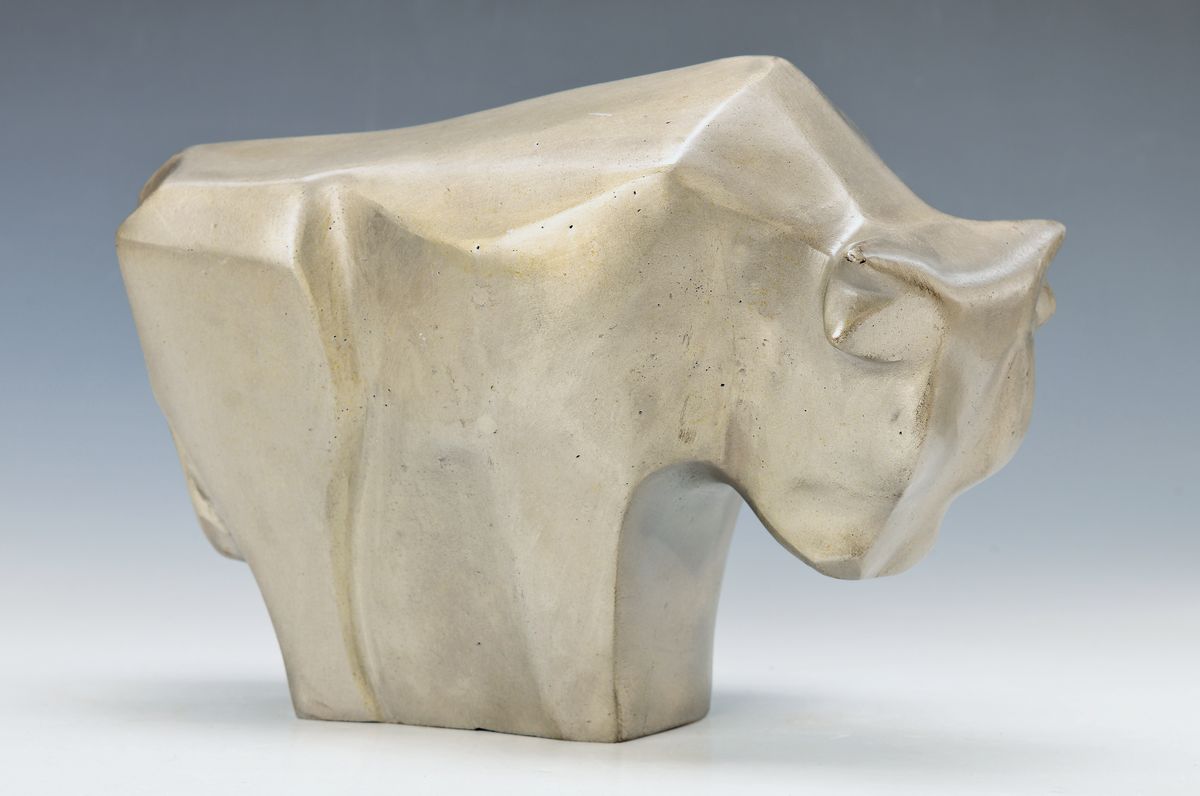 Uta Schade, geb. 1966, Stein Bildhauerlehre ,Studium in Saarbrücken und Karlsruhe, hier: Stier, Weissbronze, ca. 21x29x15cm
