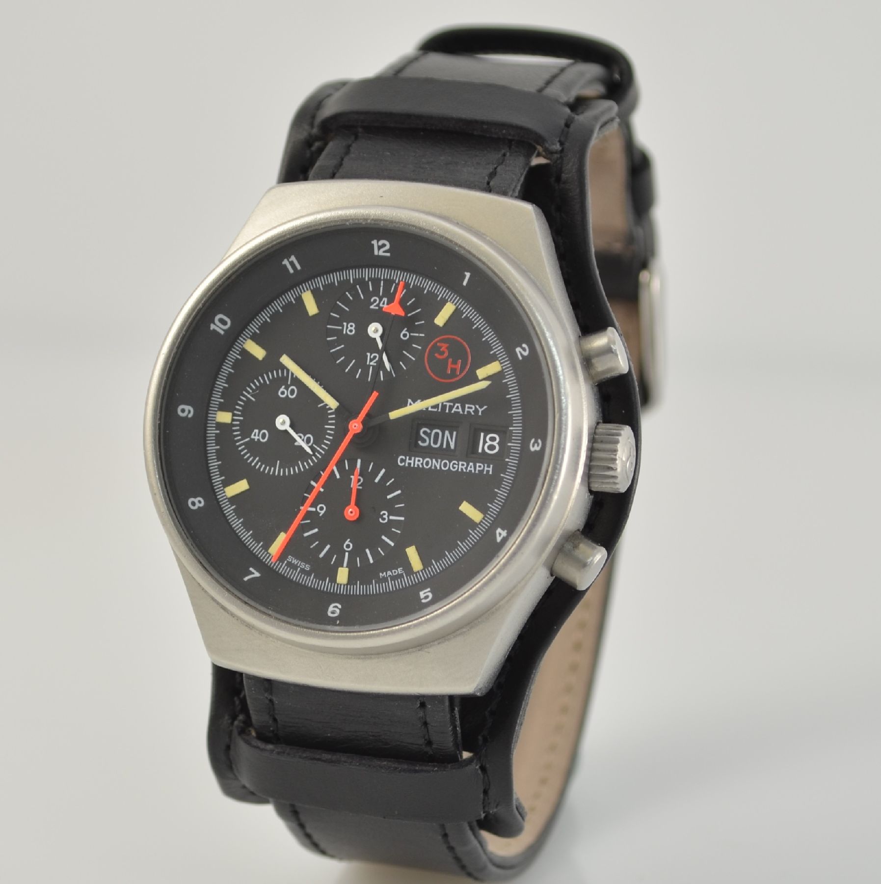 Detail b: PORSCHE DESIGN Orfina Flieger-Chronograph der Bundeswehr mit original Box & Anleitung, Schweiz um 1980, matt. Geh., Krone & Boden verschr., Vers.-Nr. ...