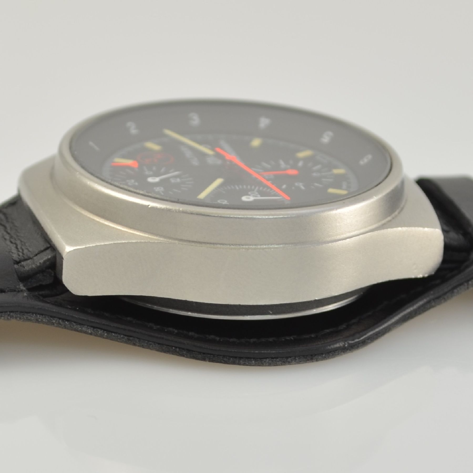 Detail e: PORSCHE DESIGN Orfina Flieger-Chronograph der Bundeswehr mit original Box & Anleitung, Schweiz um 1980, matt. Geh., Krone & Boden verschr., Vers.-Nr. ...