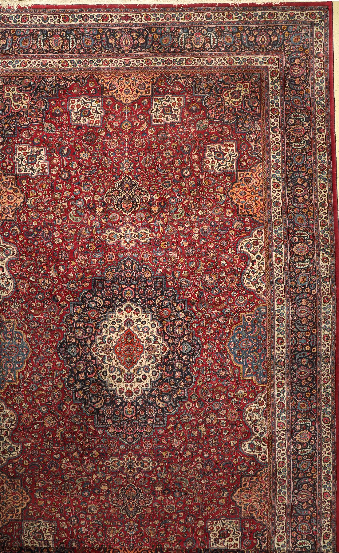 Mashad Signiert Amogli, Persien, ca. 70 Jahre, Wolle auf Baumwolle, ca. 650 x 390 cm, EHZ: 3(Mottenfrass Stellen)