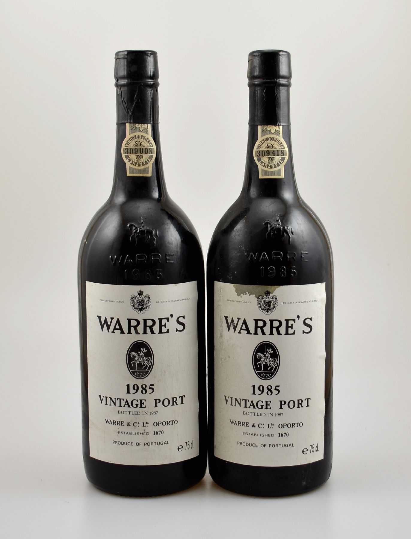 2 Flaschen 1985 Warre's Vintage Port, Oporto, je ca. 75 cl, Füllstände: je ca. into neck, bottled 1987, gute Erhaltungszustände, unverkostet