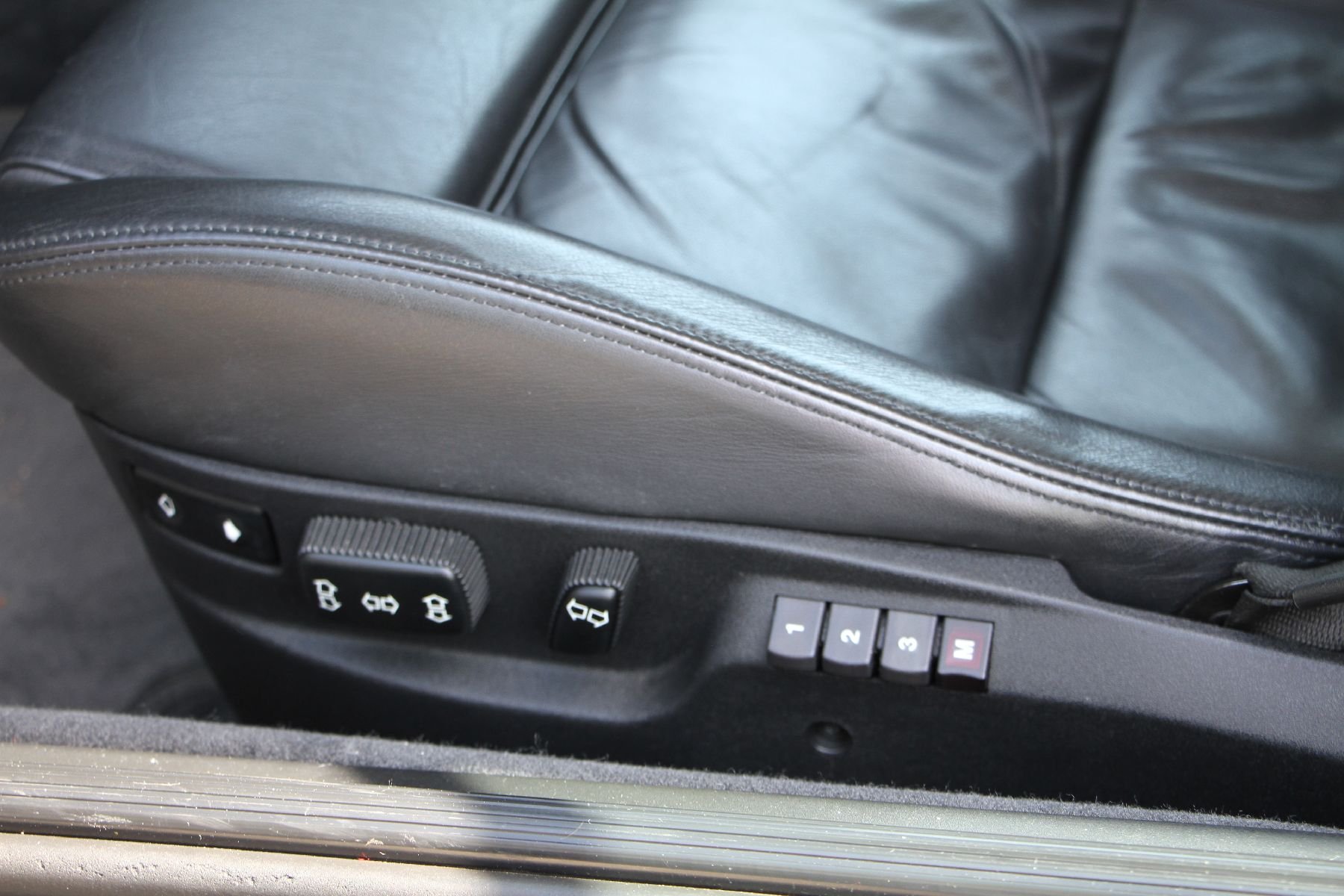 Detail n: BMW 850i E31, Fahrgestellnummer: WBAEG11080CB14543, EZ 11/1992, deutsches Fahrzeug aus 1. Hand, Laufleistung 61.400 km, 220 kW/ 300 PS, 12 Zylinder, ...