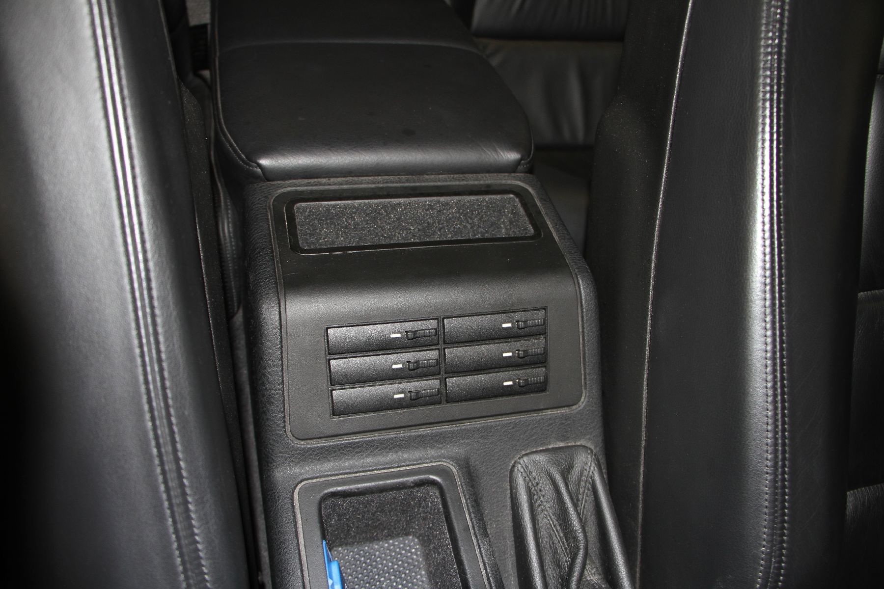Detail t: BMW 850i E31, Fahrgestellnummer: WBAEG11080CB14543, EZ 11/1992, deutsches Fahrzeug aus 1. Hand, Laufleistung 61.400 km, 220 kW/ 300 PS, 12 Zylinder, ...