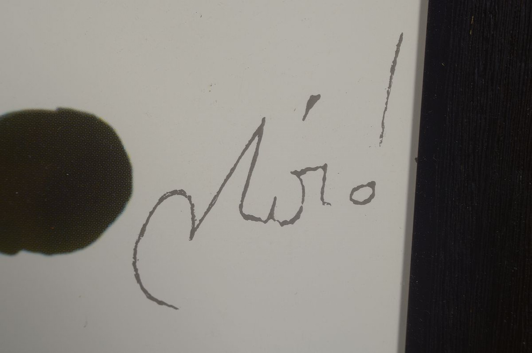 Detail c: Joan Miro, 1893-1983, Offset-Lithographie, re. u. sign., unter Glas gerahmt, gesamt ca. 107x77 cm, verschmutzt, R. beschädigt