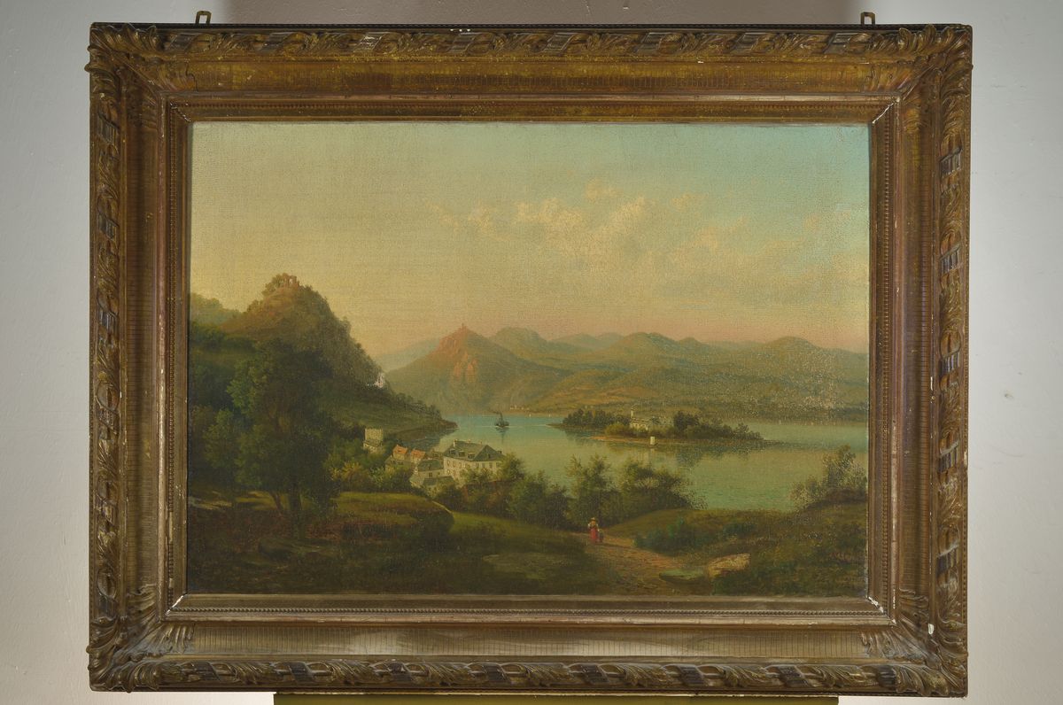 Detail k: Unbekannter Künstler, 2.H. 19. Jh., Berglandschaft, Dorf am See, Mutter mit Kind, ca. 2,5 cm großer Riss in der Leinwand, Öl/Lwd, Prunkrahmen, ...