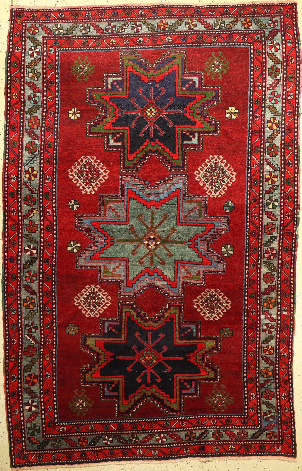 Karabagh (Lesghi Sterne), Kaukasus, um 1940/1950, Wolle auf Wolle, ca. 245 x 158 cm, EHZ: 2-3.