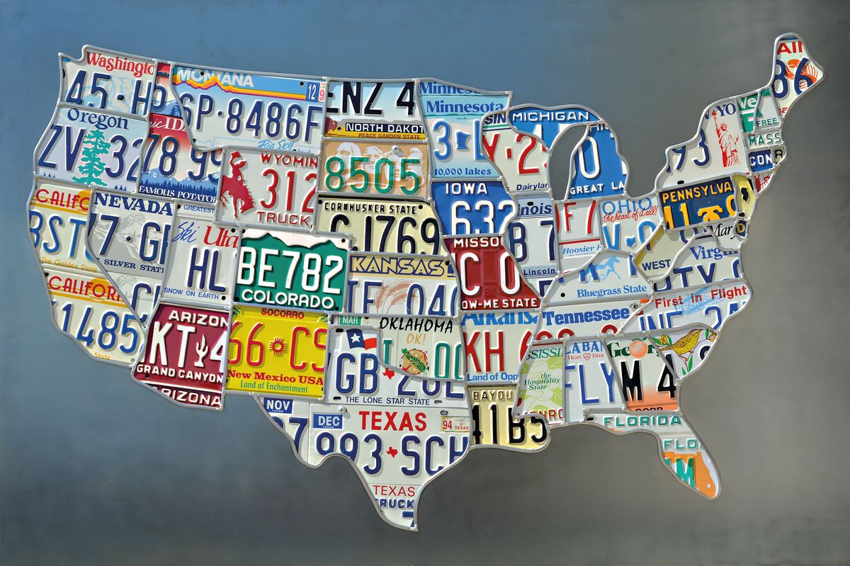 Scott Hanson, zeitgen. us-amerik. Künstler, License plate USA, Collage aus KFZ-Schildern der verschiedenen Bundesstaaten, die in deren Umrisse ...