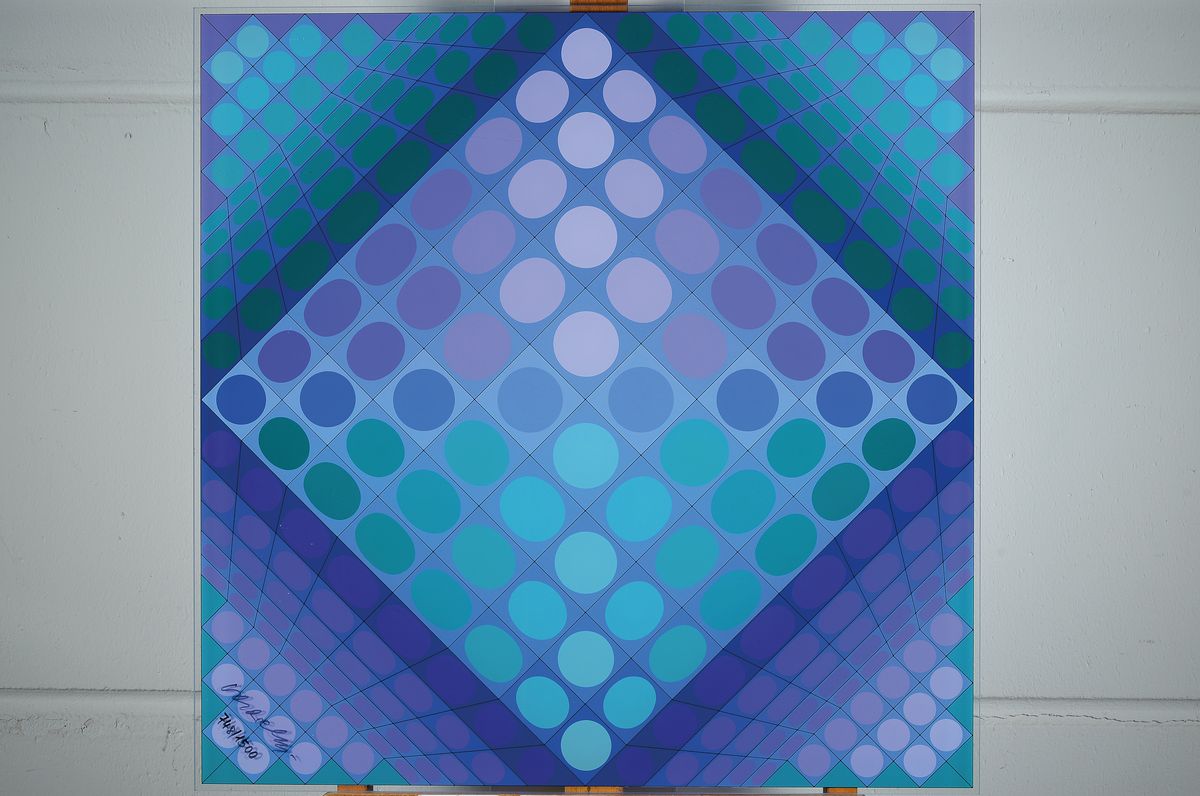 Detail k: Victor Vasarely, 1906- 1997, Schachbrett, Farbserigraphie auf Acrylplatte, num. 748/1500, handsigniert, l. Kratzspur, ca. 70 x 70 cm