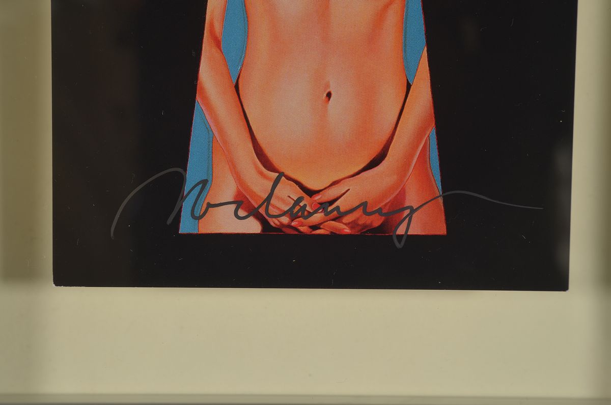 Detail a: Mel Ramos, geb. 1935, "Peek-a-Boo-Scarlett",Kunstpostkarte, handsign., zwischen doppelt Plexiglas gerahmt, ca. 14,5x10,5 cm, gesamt ca. ...