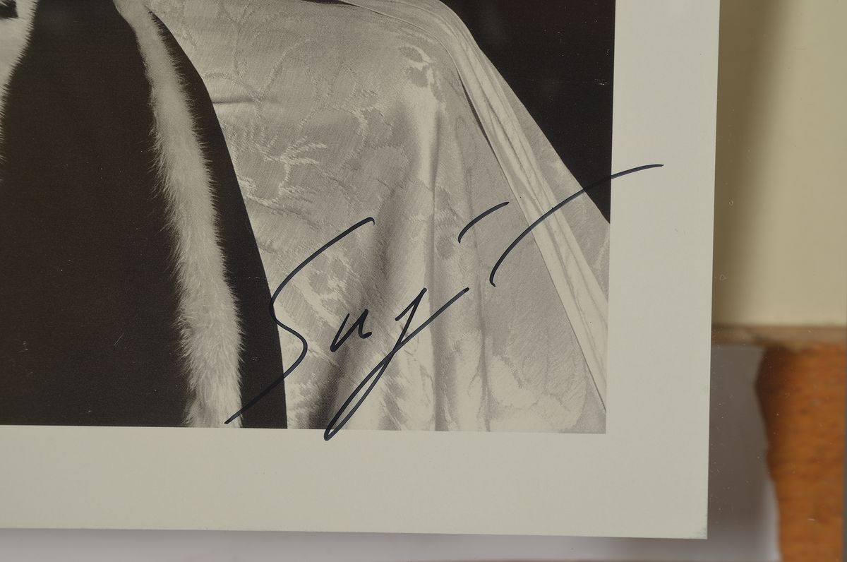Detail a: Hiroshi Sugimoto, geb. 1948, "Catherine of Aragon", Offsetdruck, handsign., leichte knicke zusehen, zwischen Doppelt Plexiglas gerahmt, ca. ...