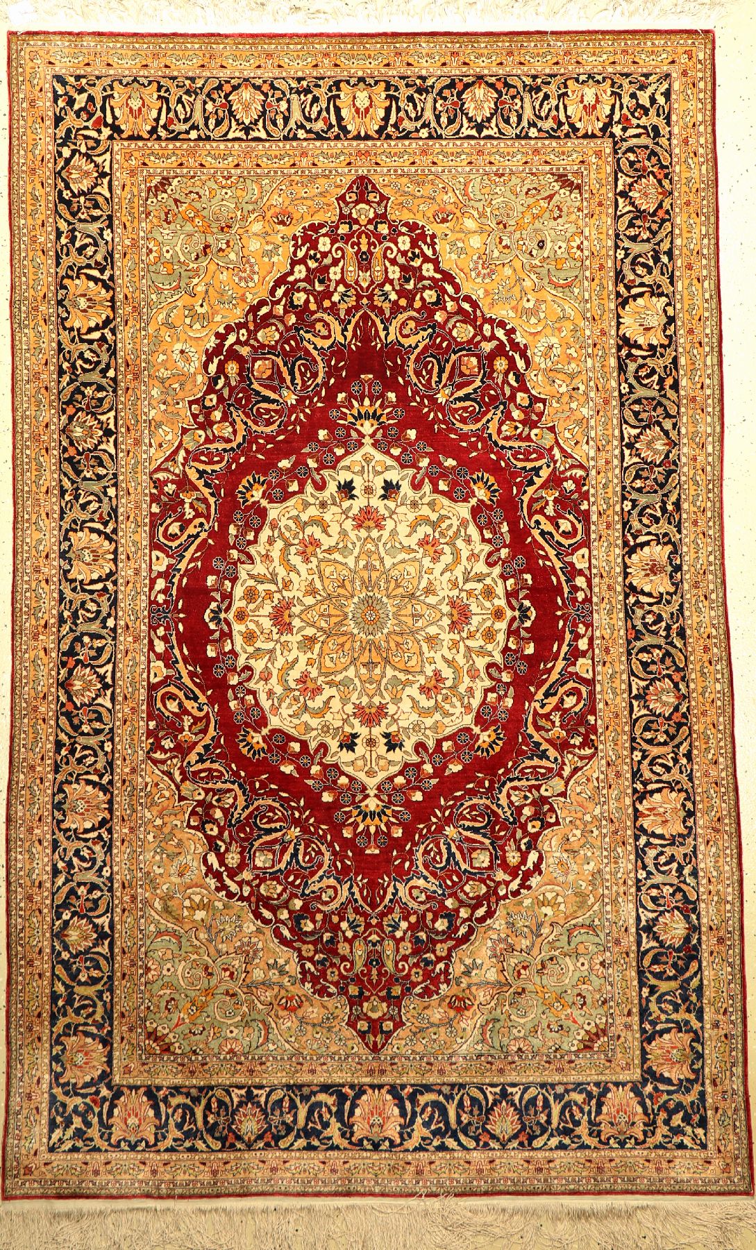 Feiner Seiden Kaisery alt, Türkei, ca. 60 Jahre, reine Naturseide, ca. 225 x 138 cm, EHZ: 2 (sehr guter Zustand), edel und dekorativ.
