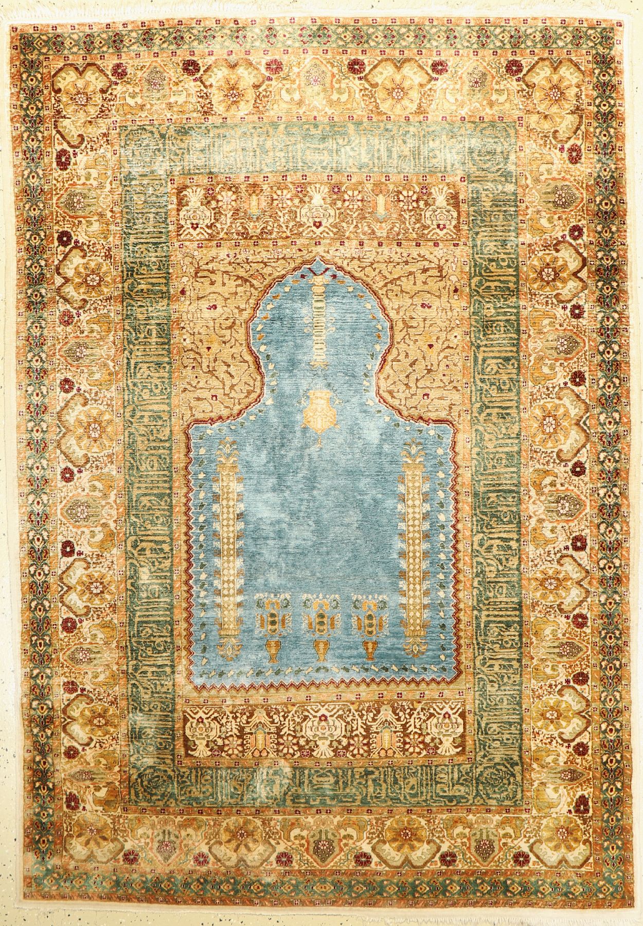 Kashmir Seide Gebetsteppich, Indien, ca. 70Jahre, Seide Baumwolle, ca. 195 x 136 cm, Himmelblauer Fond, selten, EHZ: 2-3. Transylvanische Muster.