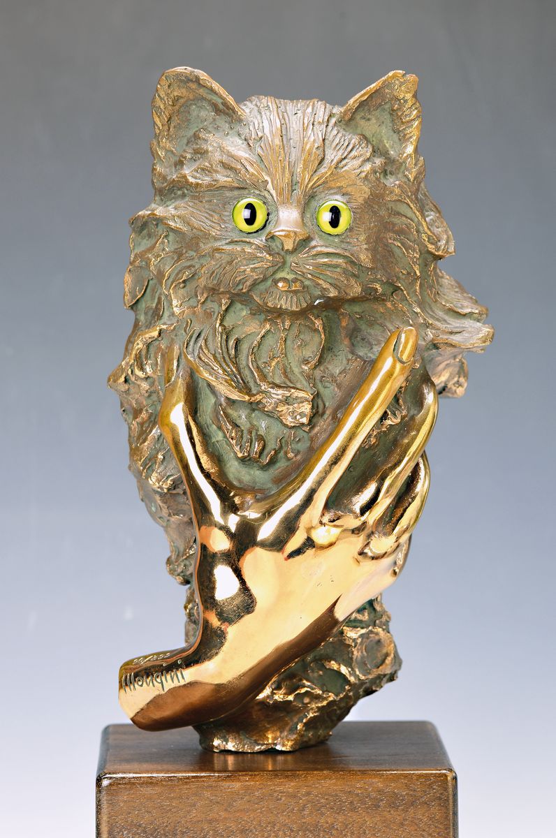 Costanzo Mongini, 1918 Mailand-1981, La Mano, Bronzeskulptur einer Katze in einer Hand, teilpoliert, eingesetzt é Glasaugen, signiert und num. ...