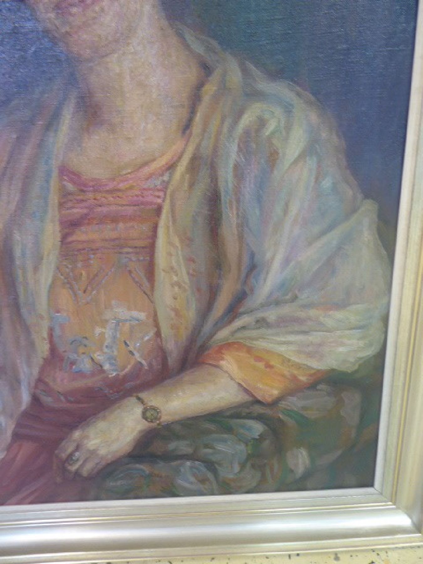 Detail i: Münchener Porträtmaler, 1920/30er Jahre, Dame mit Armbanduhr, hohe Stofflichkeit, transparente Hautdarstellung, Öl/Lwd, 80 x 60 cm, Rahmen: 73 x ...